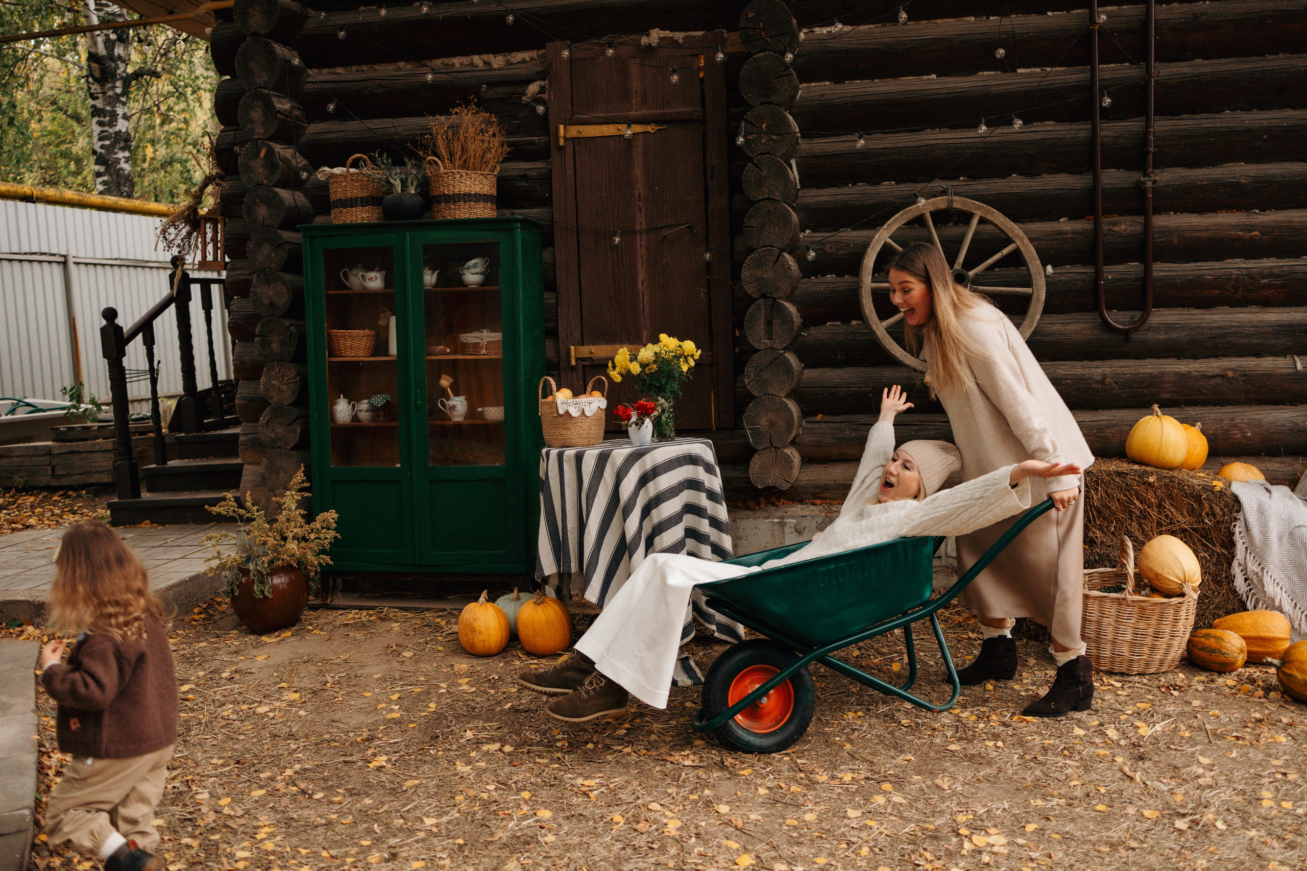 Осень в ладошках мамы. Ваш фотограф