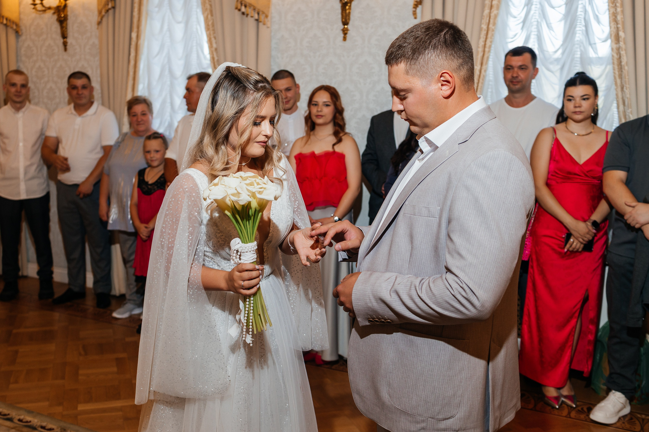 Фотосессия жениха и невесты на лужайке отеля. Олег Сверчков | Свадебный фотограф Вологда