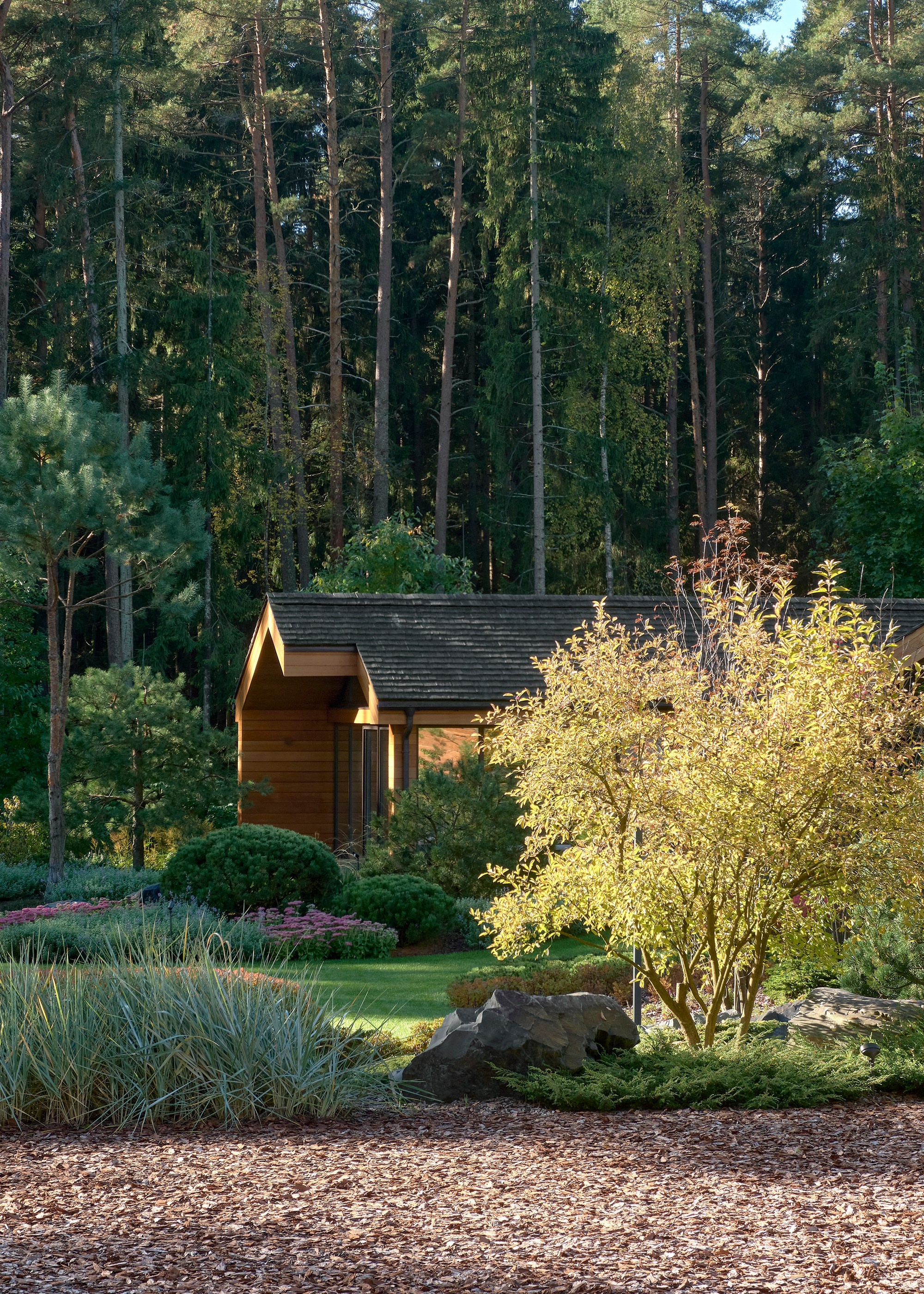 Усадьба Хрустальное: фотосъемка частного сада Валерия Федотова в Репино для L.BURO. Фотограф Наталья Соловьева | interioto