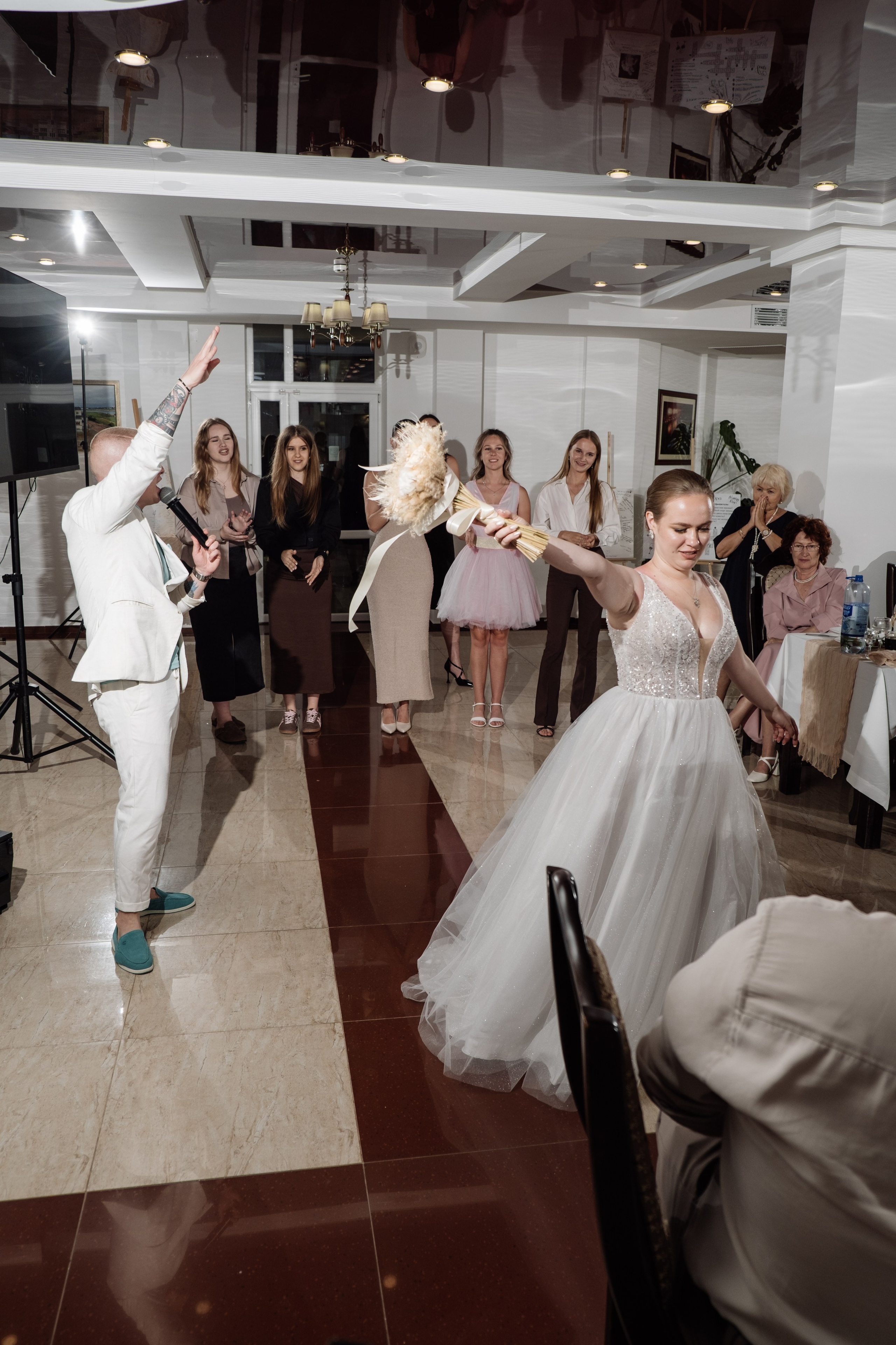 Свадебный ретопртаж. Профессиональная фотосъемка в Крыму. Натуральные эмоции и живые кадры. Забронируйте дату прямо сейчас!