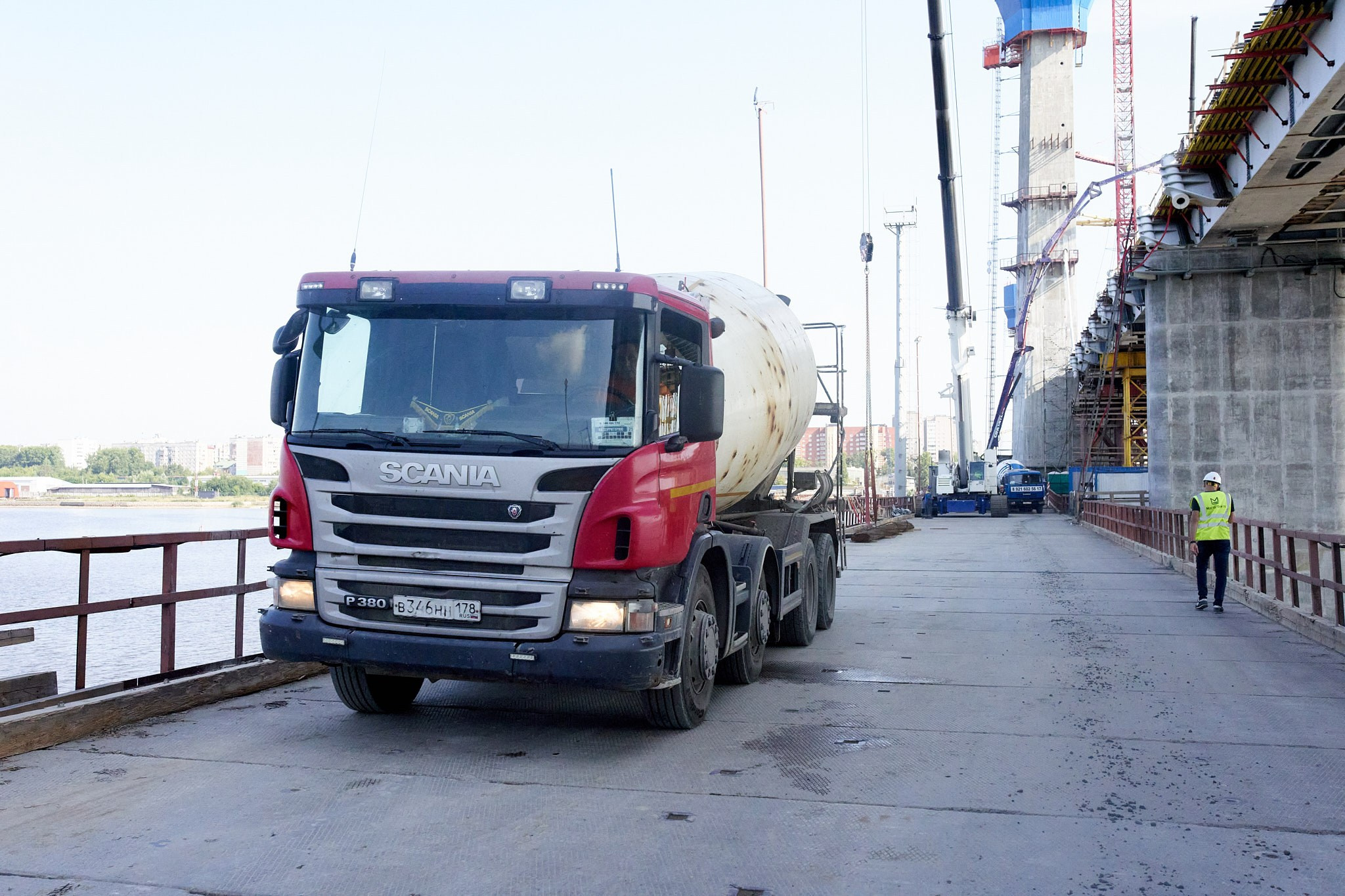 Строительство моста из бетона. Фотосъемка