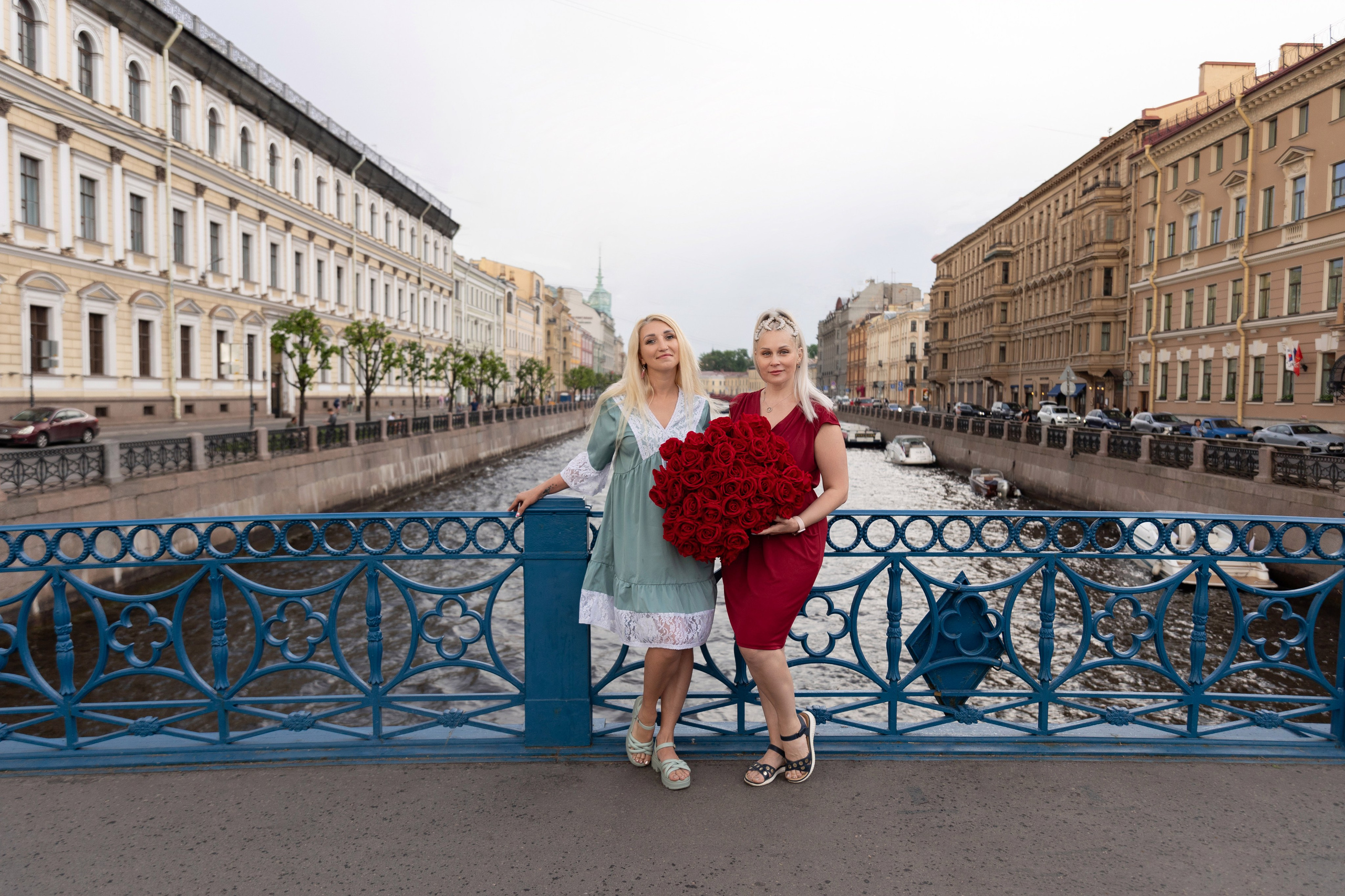 Фотопрогулка в центре с букетом красных роз. Семейный и свадебный фотограф в Санкт-Петербурге Татьяна Швыкова