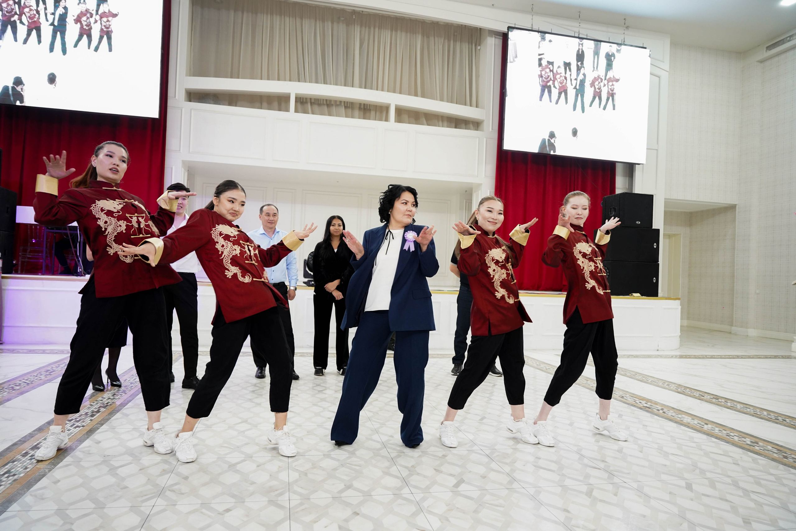 Dana uzatu. Фотограф Ернар Ержанов