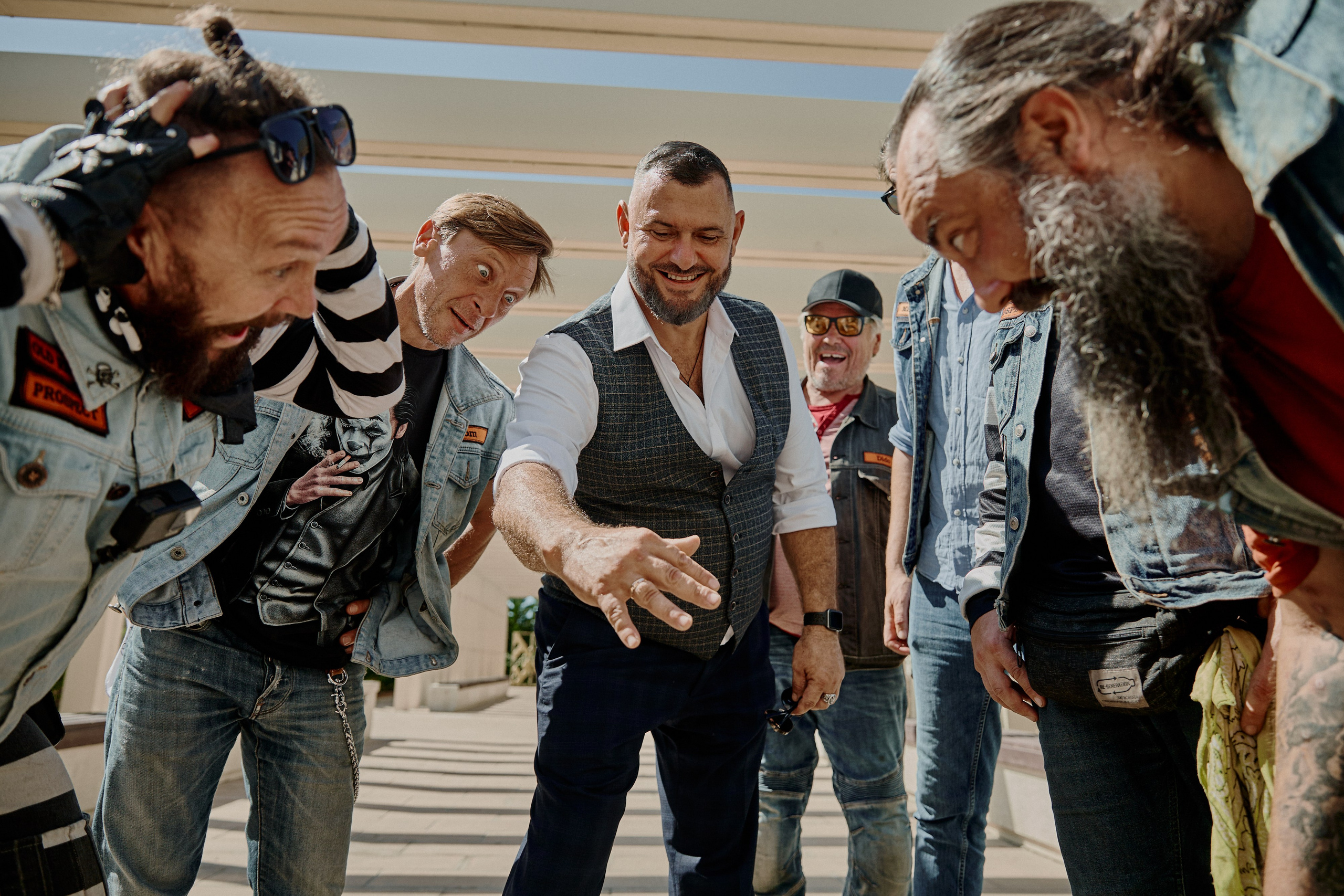 Жених показывает друзьям кольцо на свадебной фотосессии в Анапе