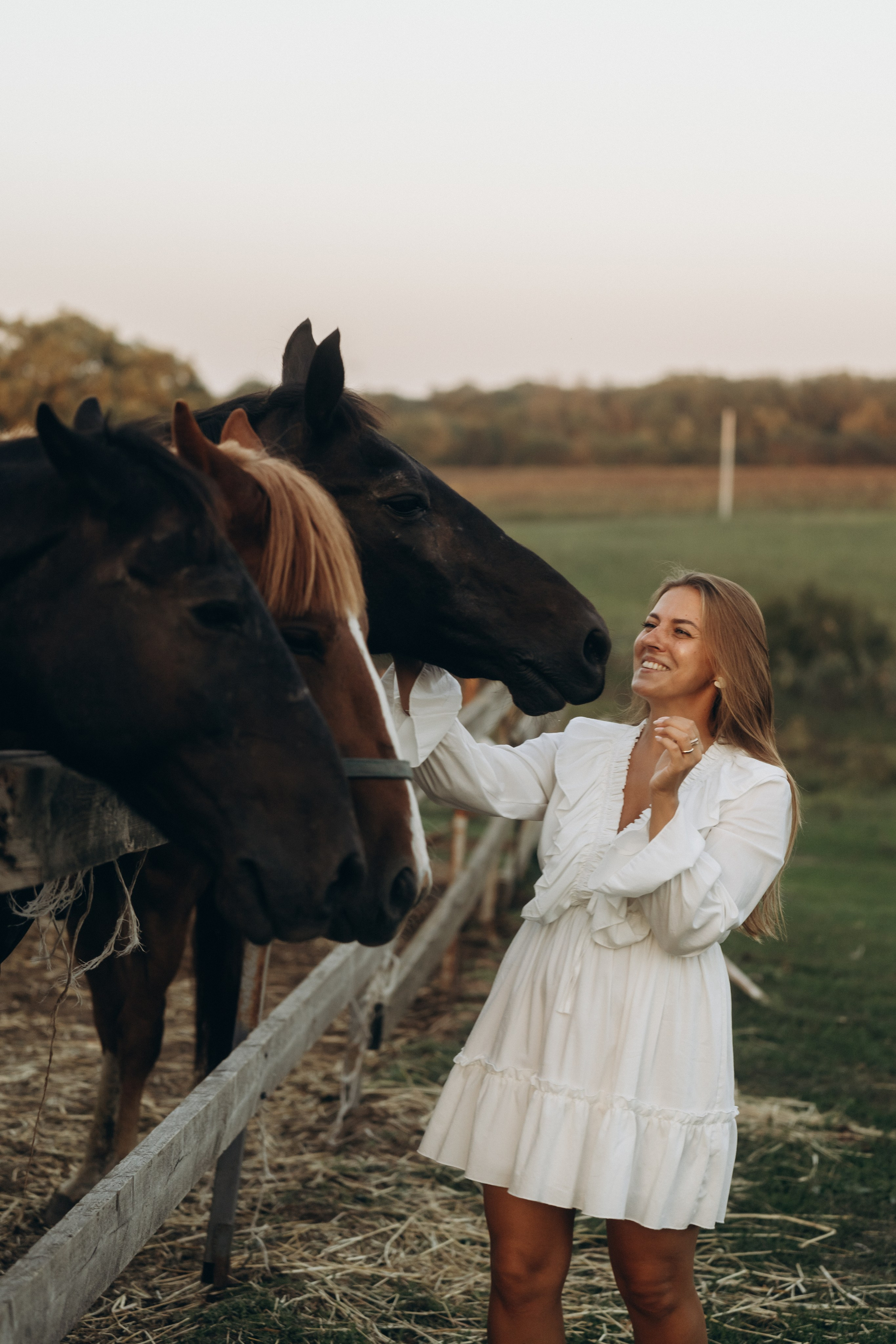 Молодая семья с малышом - первые совместные фото на пляже Анапы