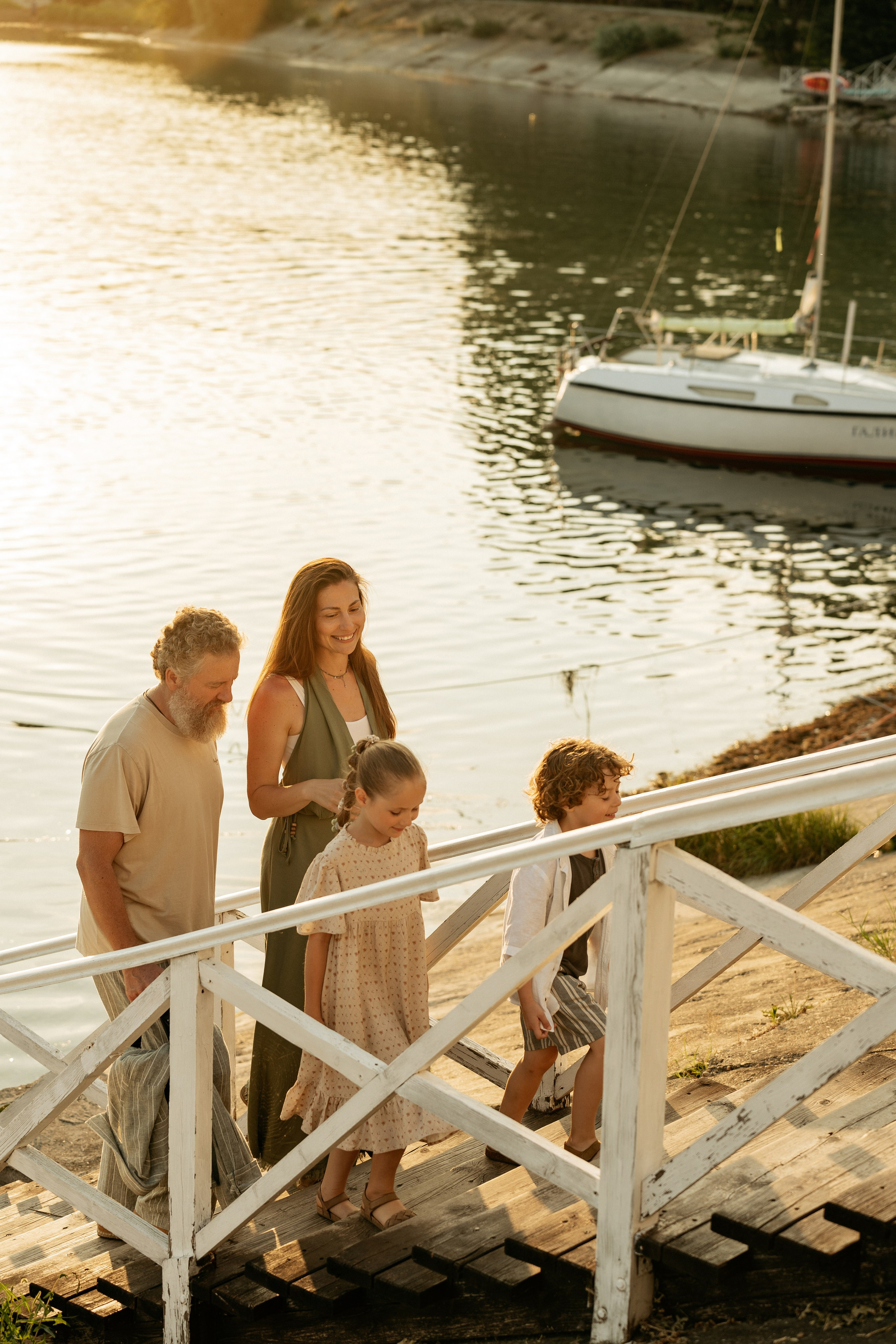 Дети смотрят на волны с яхты в Абрау-Дюрсо – восторг в глазах