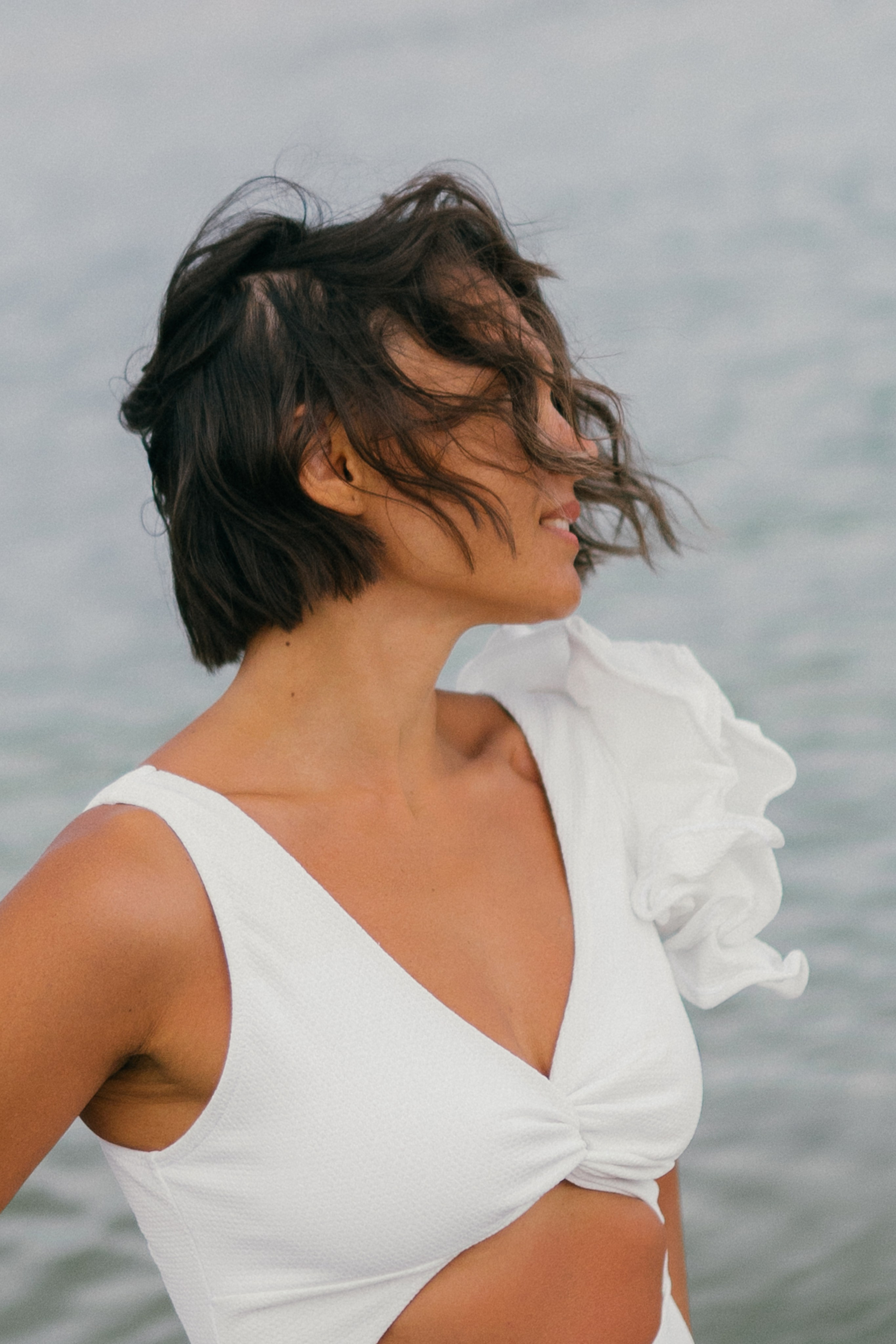  Кадры у скал Геленджика – семья на фоне бирюзовой воды  