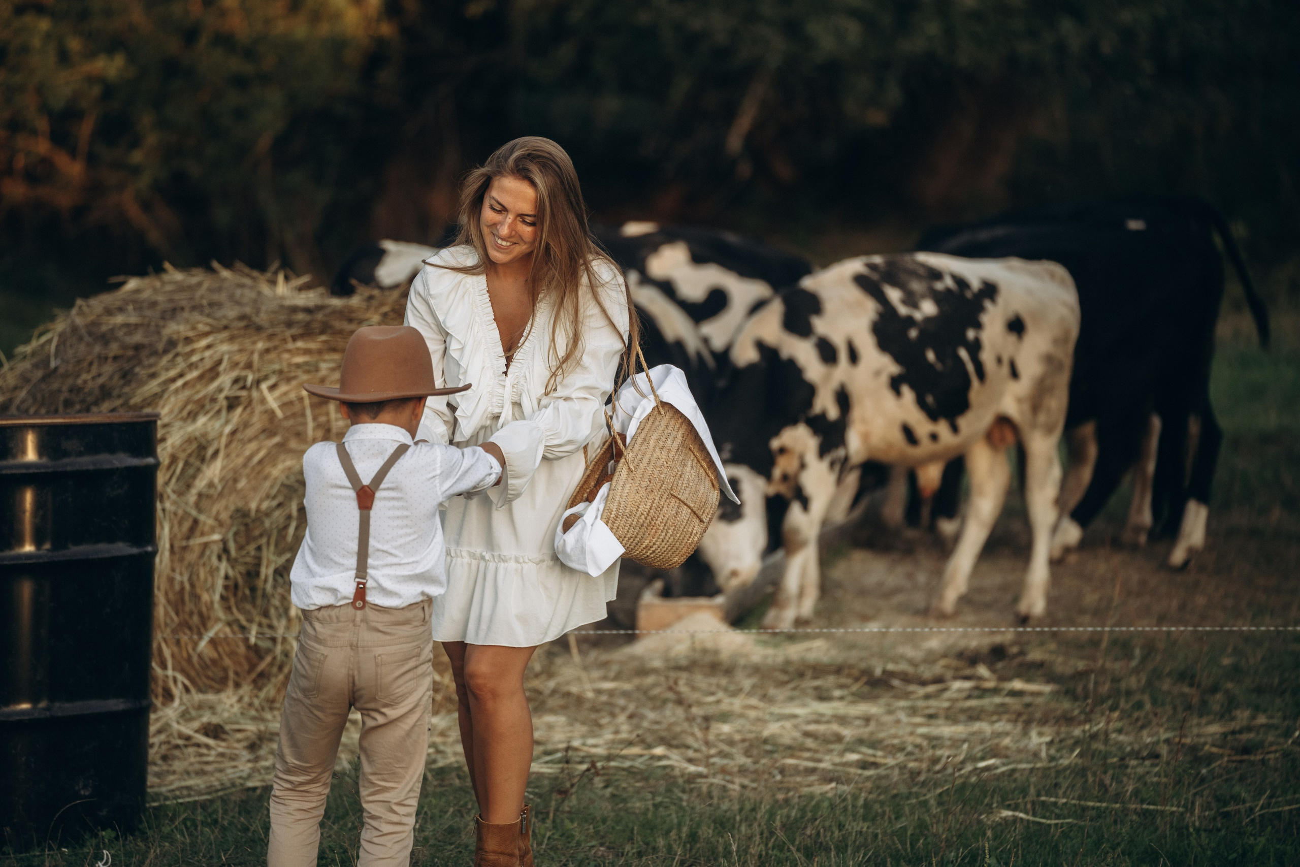 Дети у памятника-маяка - трогательные кадры в Новороссийске, фотограф Новороссийск