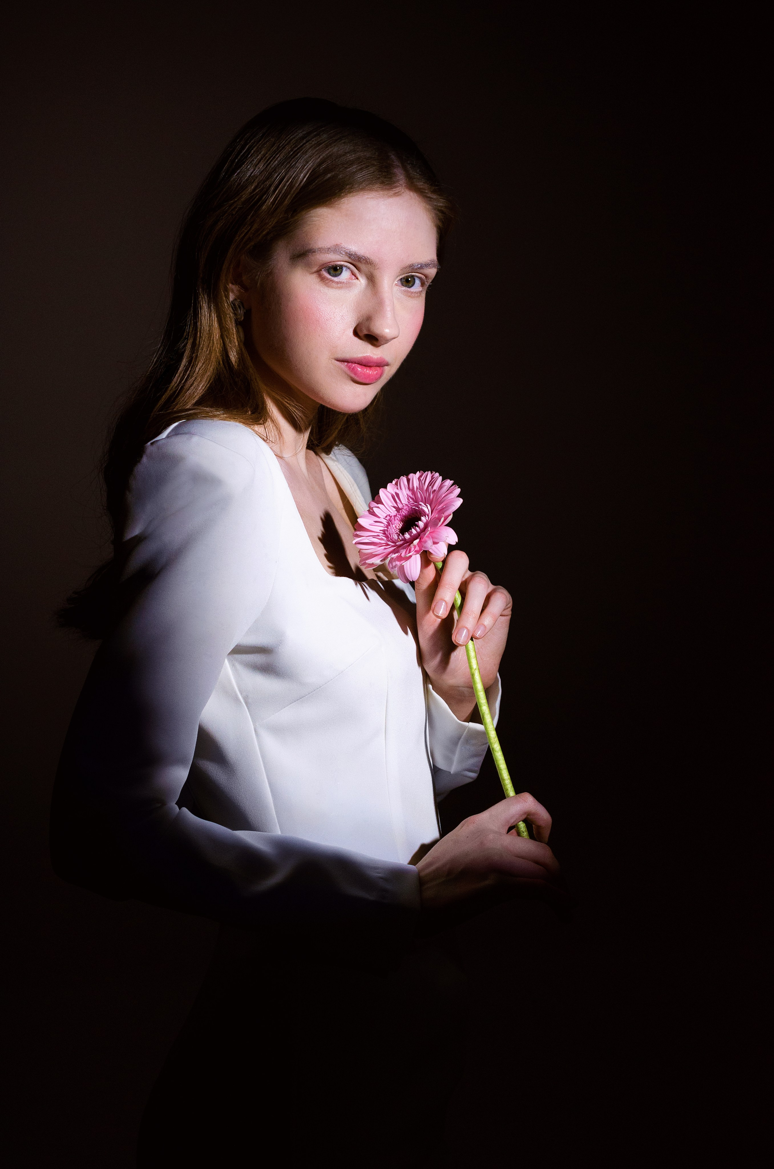 Девушка и цветок. Фотографы для фотосессий в Новосибирске