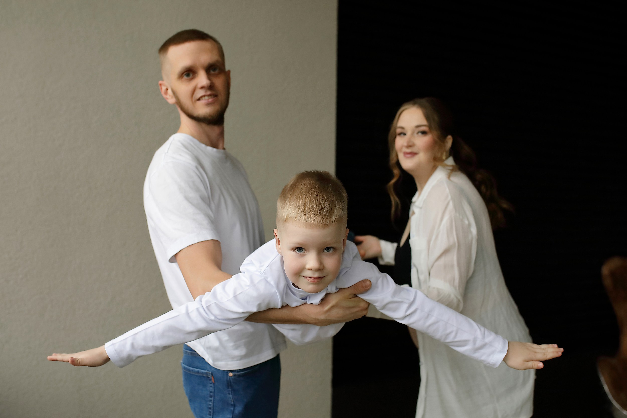 Фотосессия беременности на циклораме. Свадебный и семейный фотограф и видеограф в Екатеринбурге Полянские Тимур и Анастасия