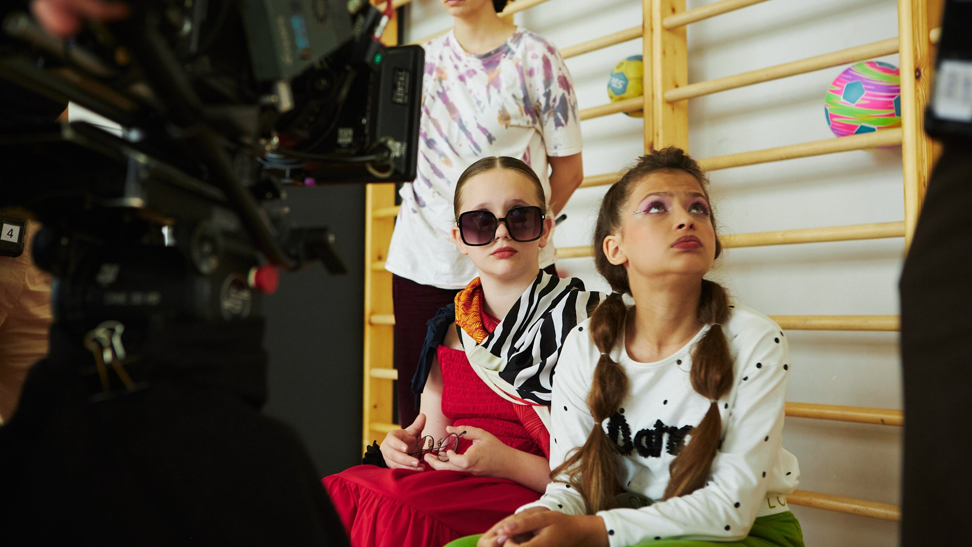 Бэкстейдж сериала «Школота» — репортажная фотосъёмка съёмочного процесса. Репортажный фотограф в Москве — Дмитрий Тарасов | Съёмка мероприятий, концертов, корпоративов