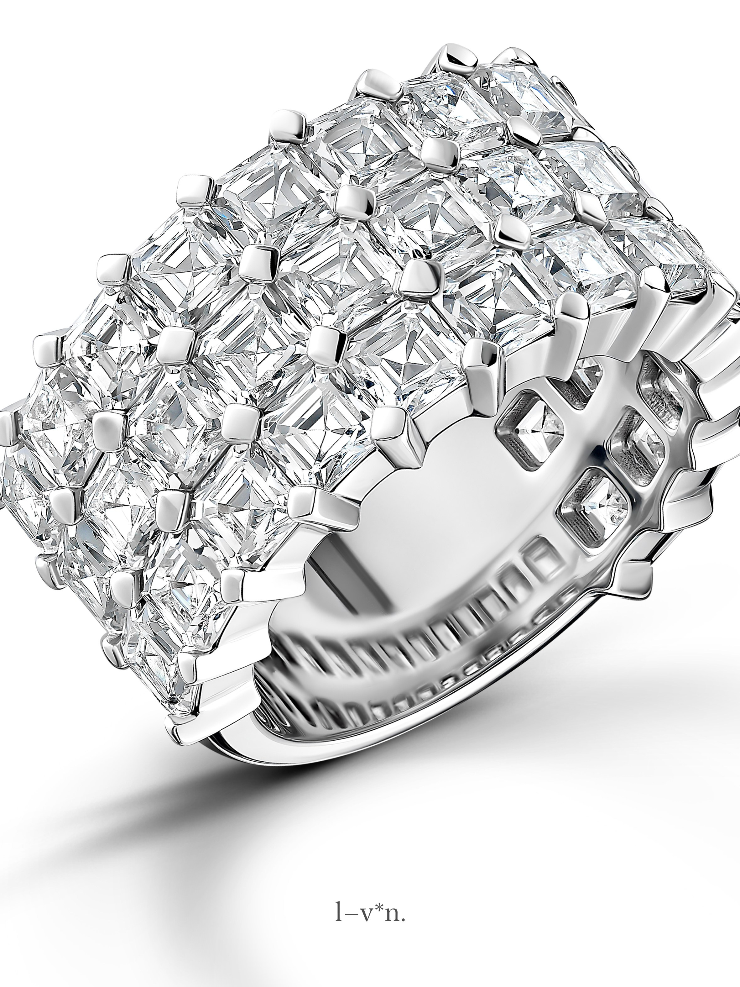 Ювелирная фотосъёмка кольца с бриллиантами. Профессиональная предметная съёмка украшений для брендов и маркетплейсов в Алматы.