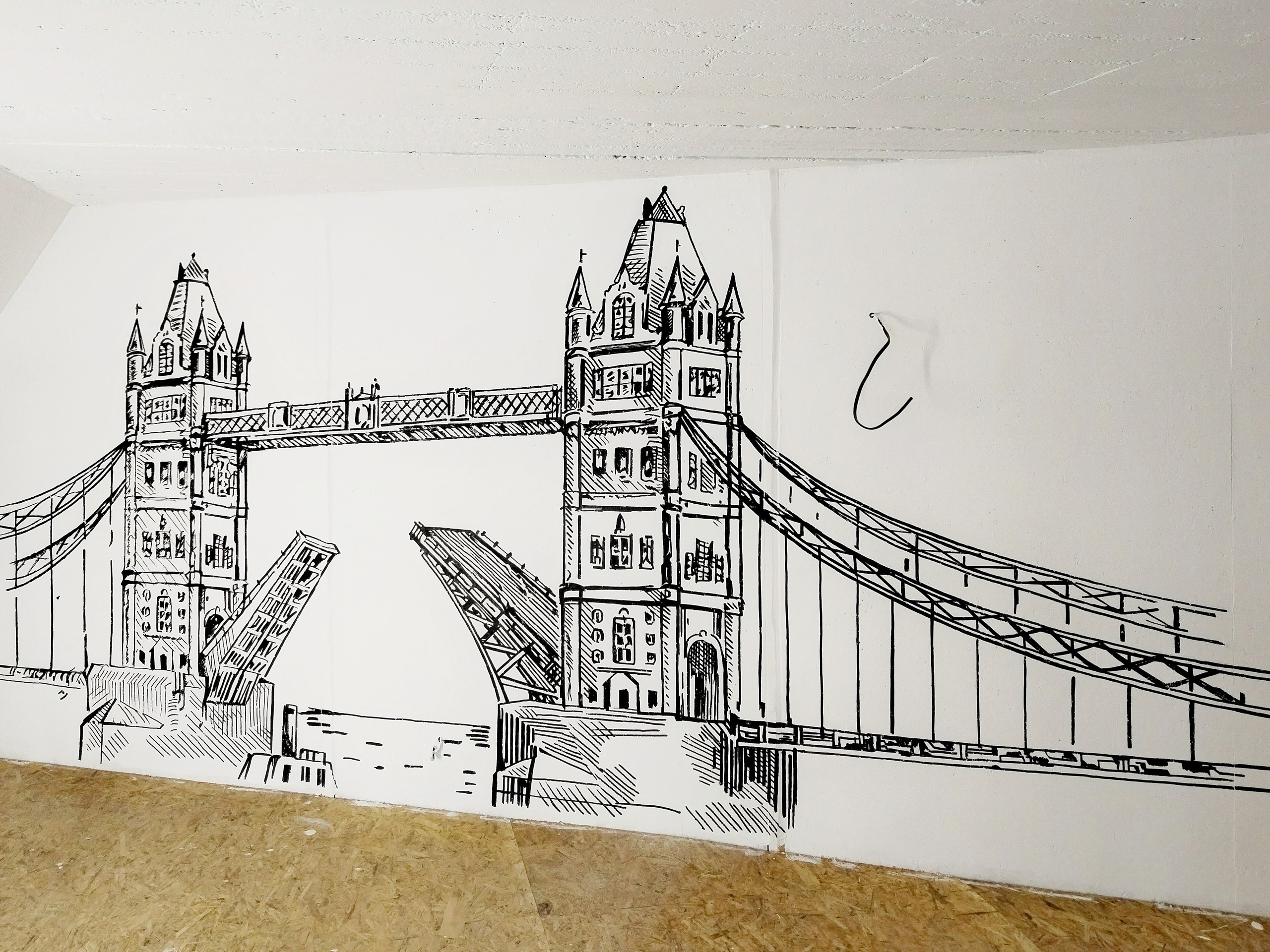 Лондонский мост в пабе в одном из городов Беларуси. Черно-белое изображение