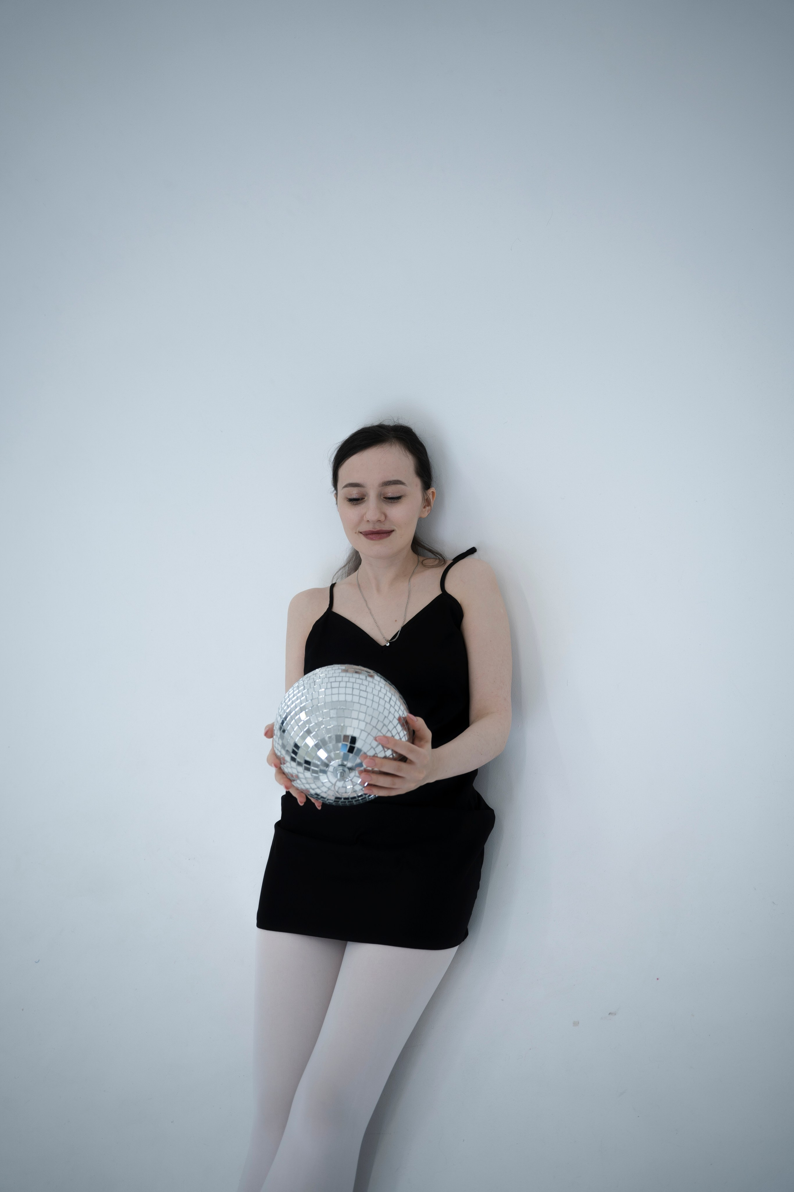 ДЕВОЧКА НА ШАРЕ. Главная