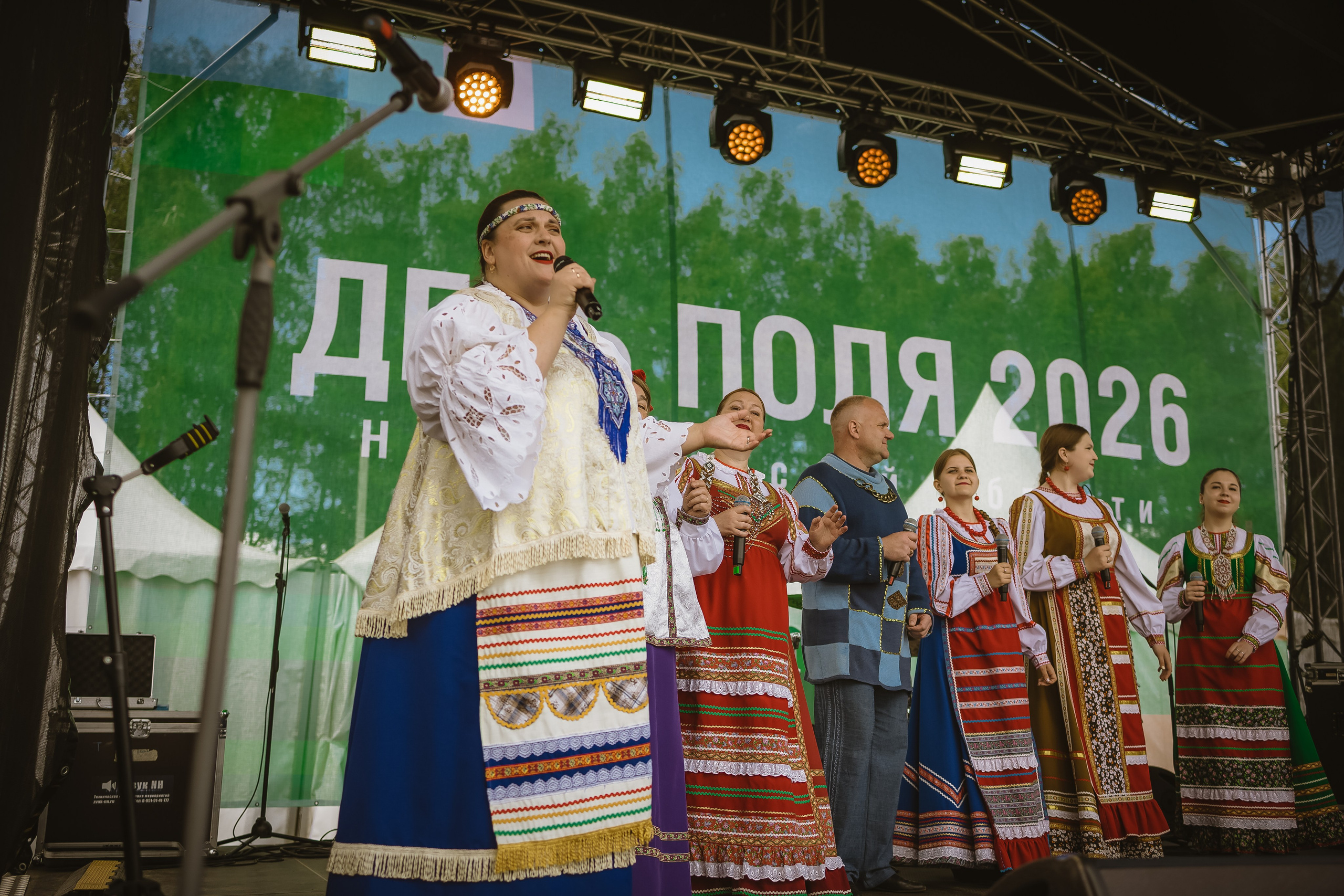 Фотограф на городской фестиваль