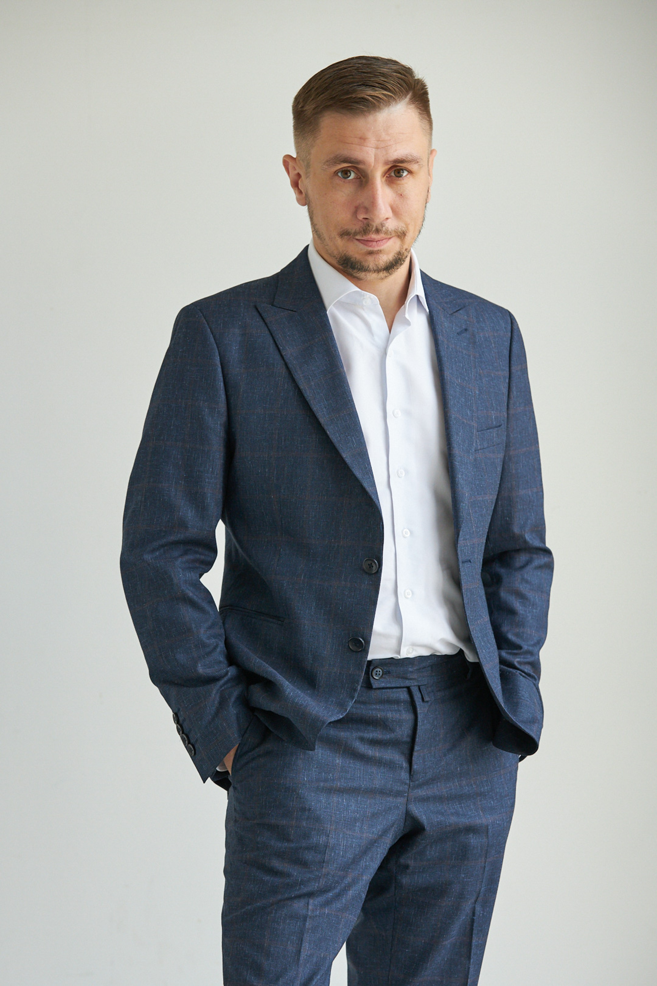 Business portrait of a man on a white studio background - photographer Andrey Dunin