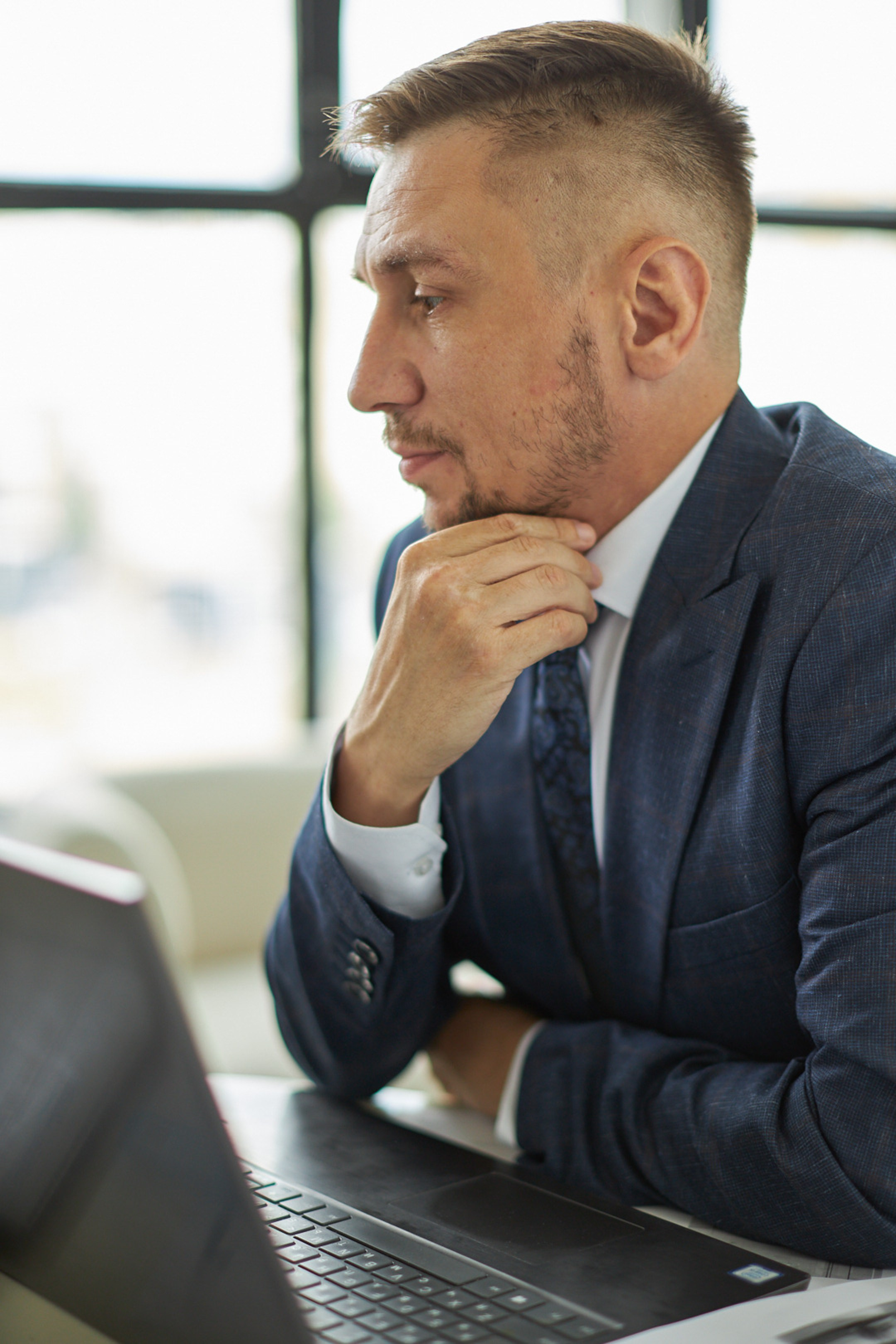 Business meeting conversation in the office - photographer Andrey Dunin