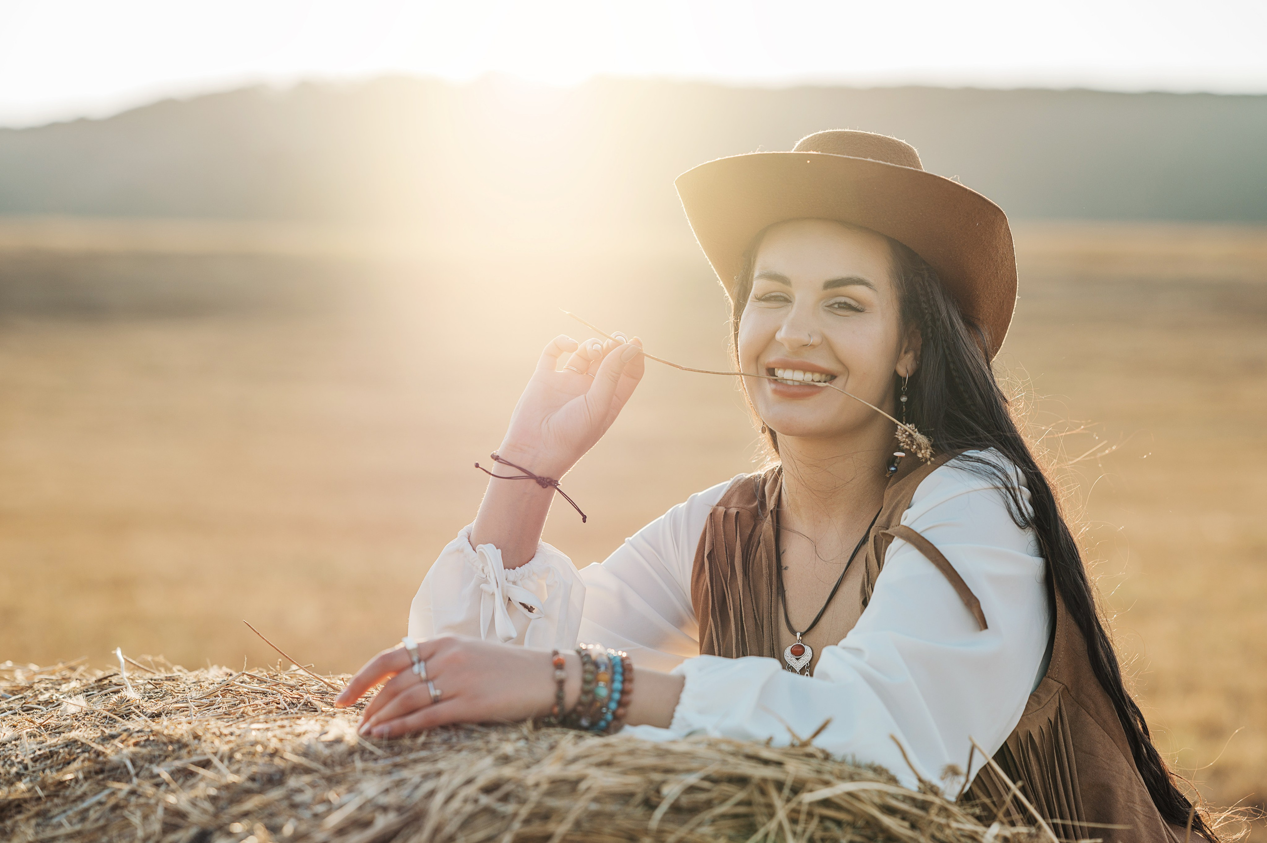 Фотосессия в стиле кантри на закате в стогах сена. Идеи для фотосессии в Крыму. Фотограф в Симферополе и по Крыму Ольга Топоривская. Лучшие места для фотосессий в Крыму.