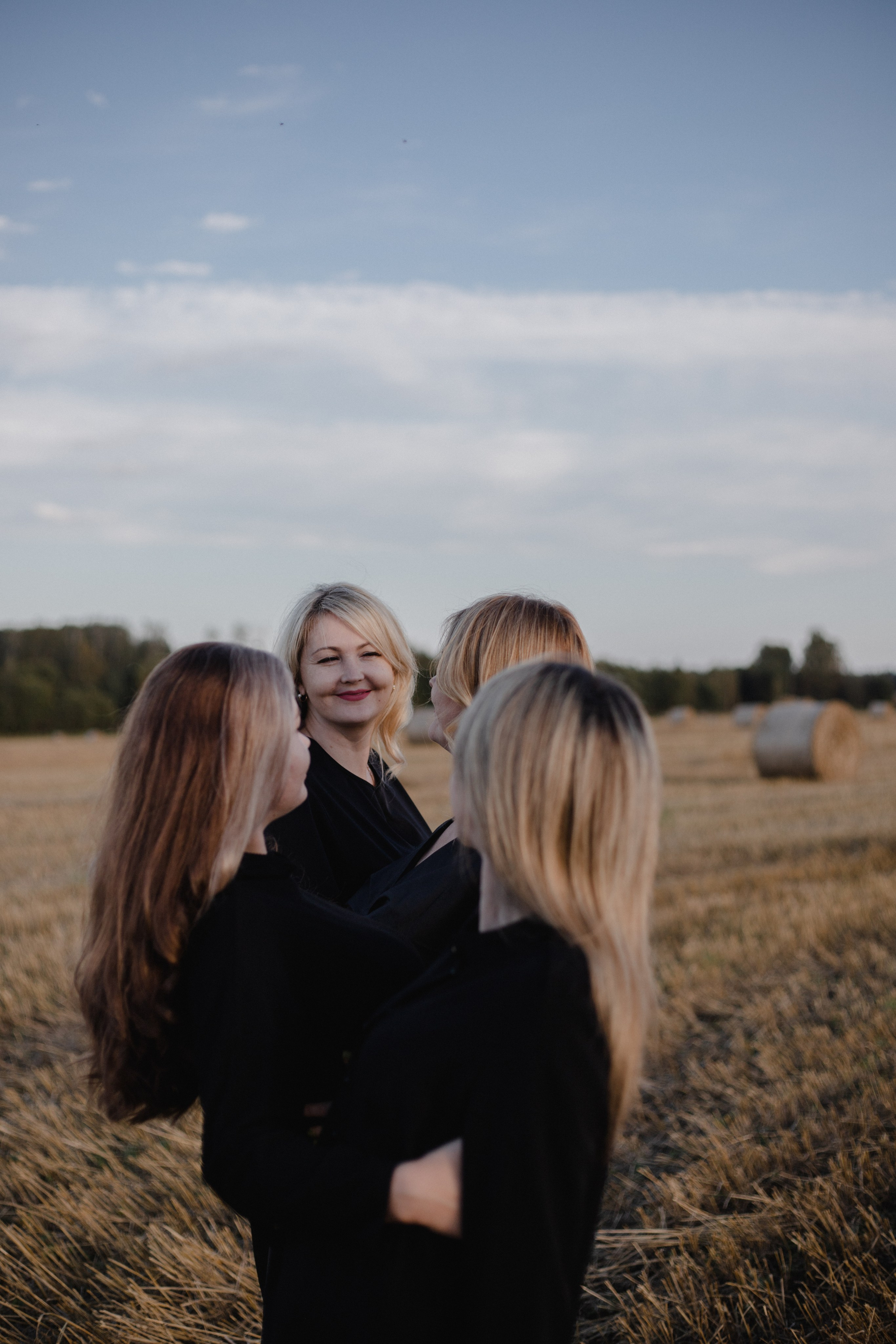 Однажды сестры в поле :)