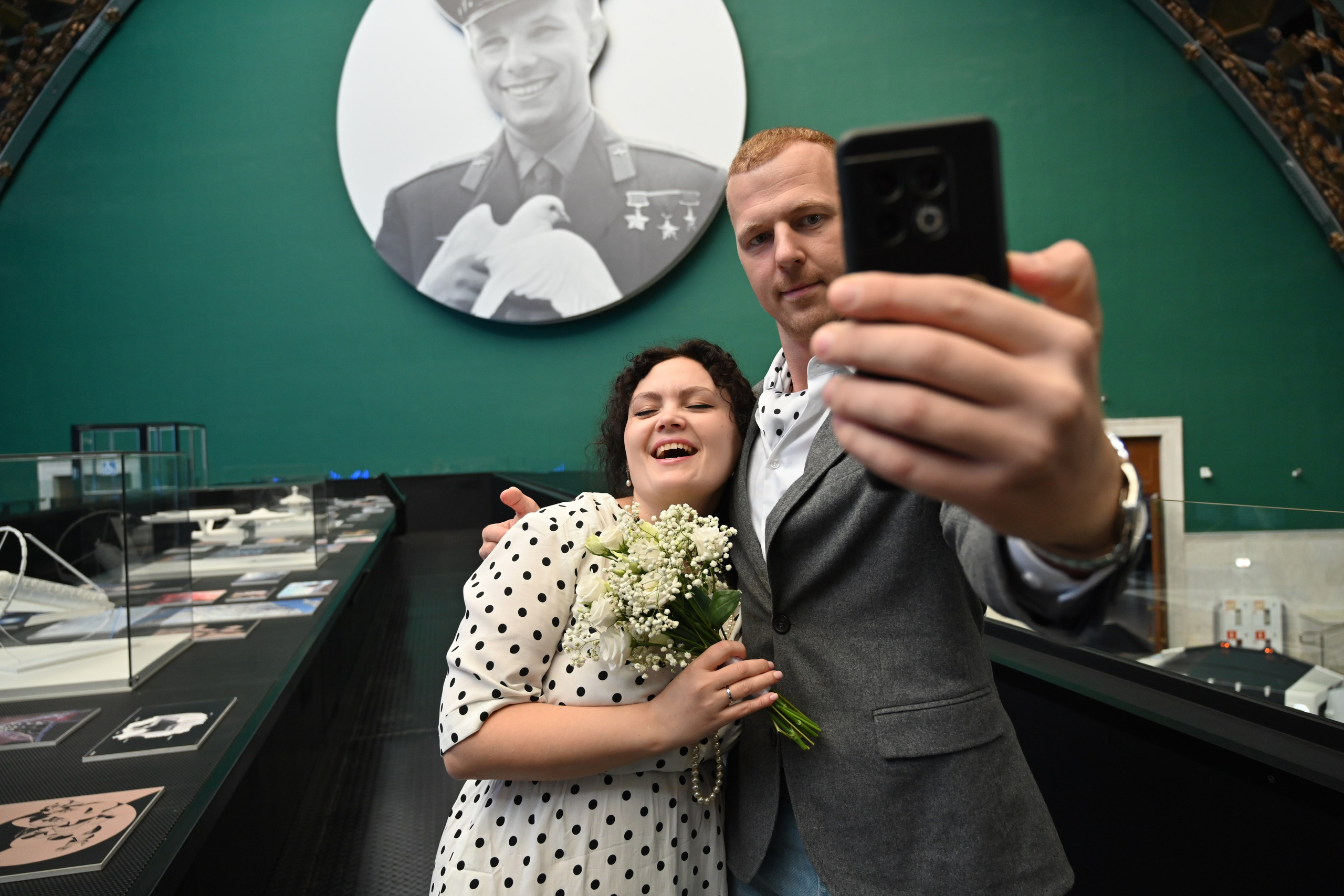 Фотография молодожёнов на свадьбе в ВДНХ в Москве