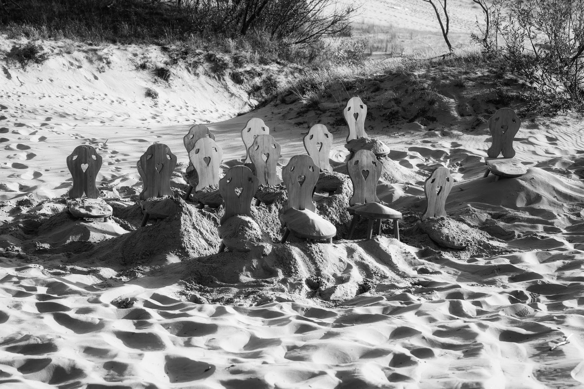 ОДИН СТУЛ, МНОГО СТУЛЬЕВ. Художественная группа «Нежные Бабы»