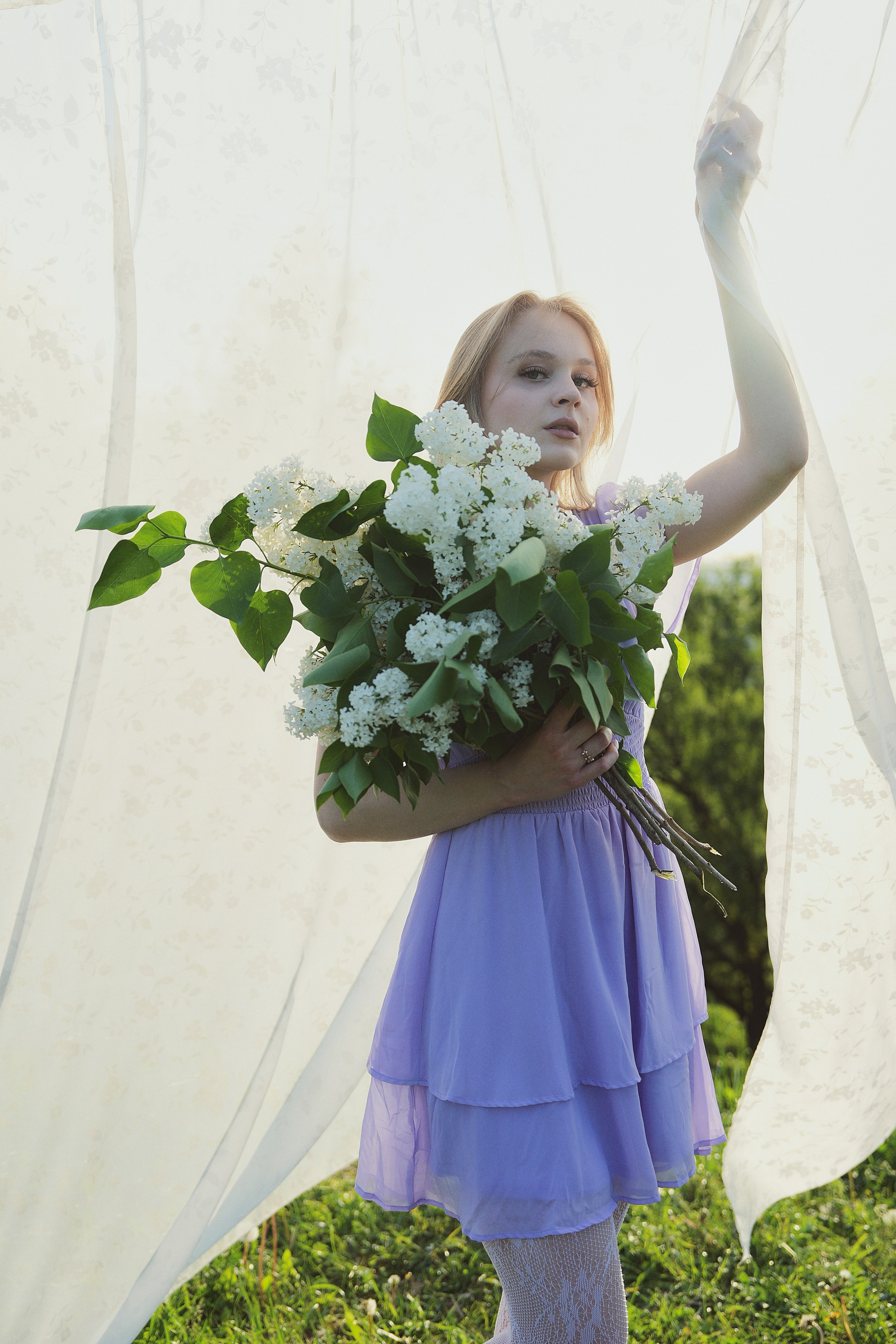 Съемка Кати в контровом свете с белой сиренью. Фотограф Светлана Боровикова в Домодедове