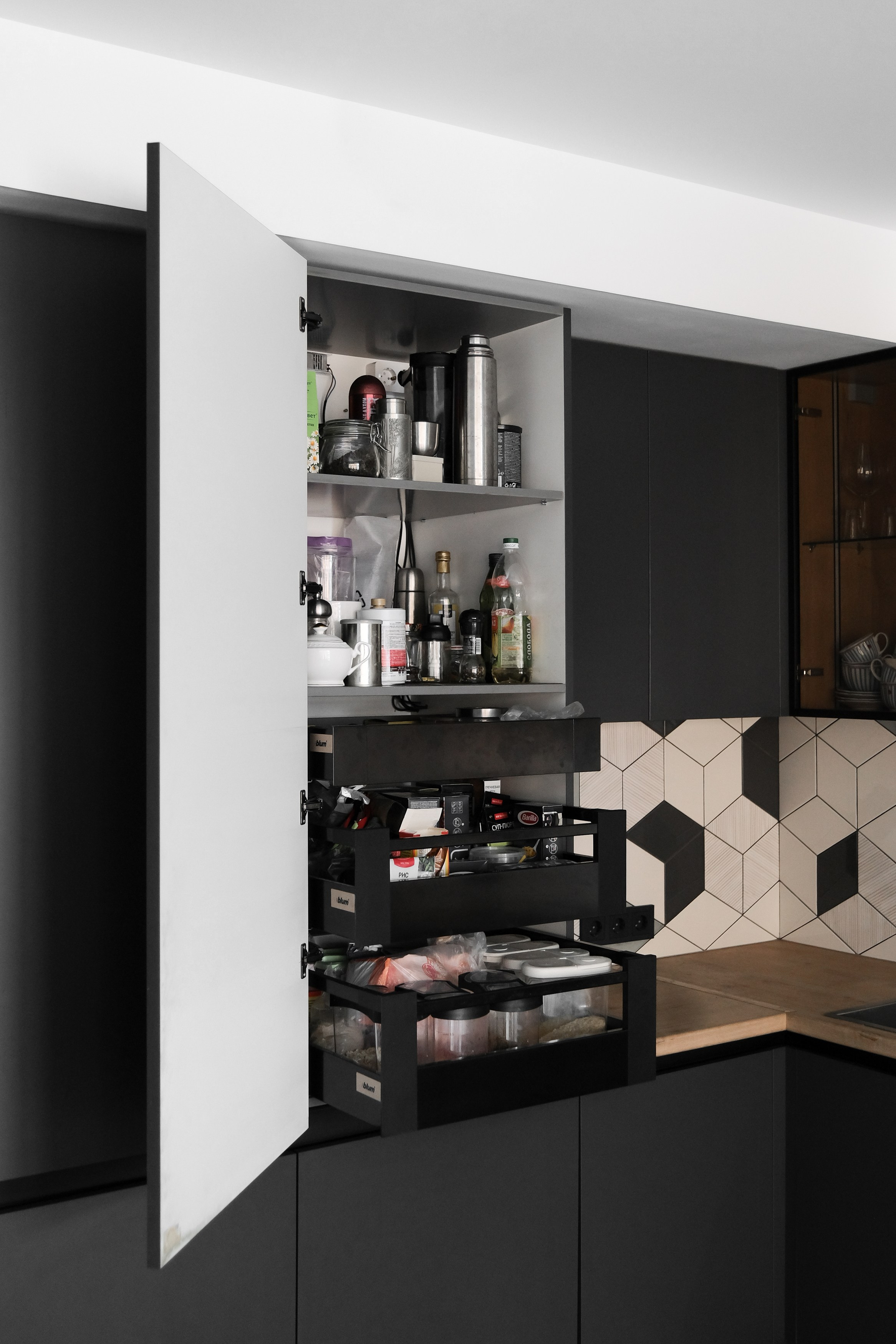 Кухня в Томске на заказ в Академгородке Таунхаус. Мебель на заказ. ГУДРУМ — Мебель на заказ в Томске | Кухни | Шкафы | Стулья и Столы