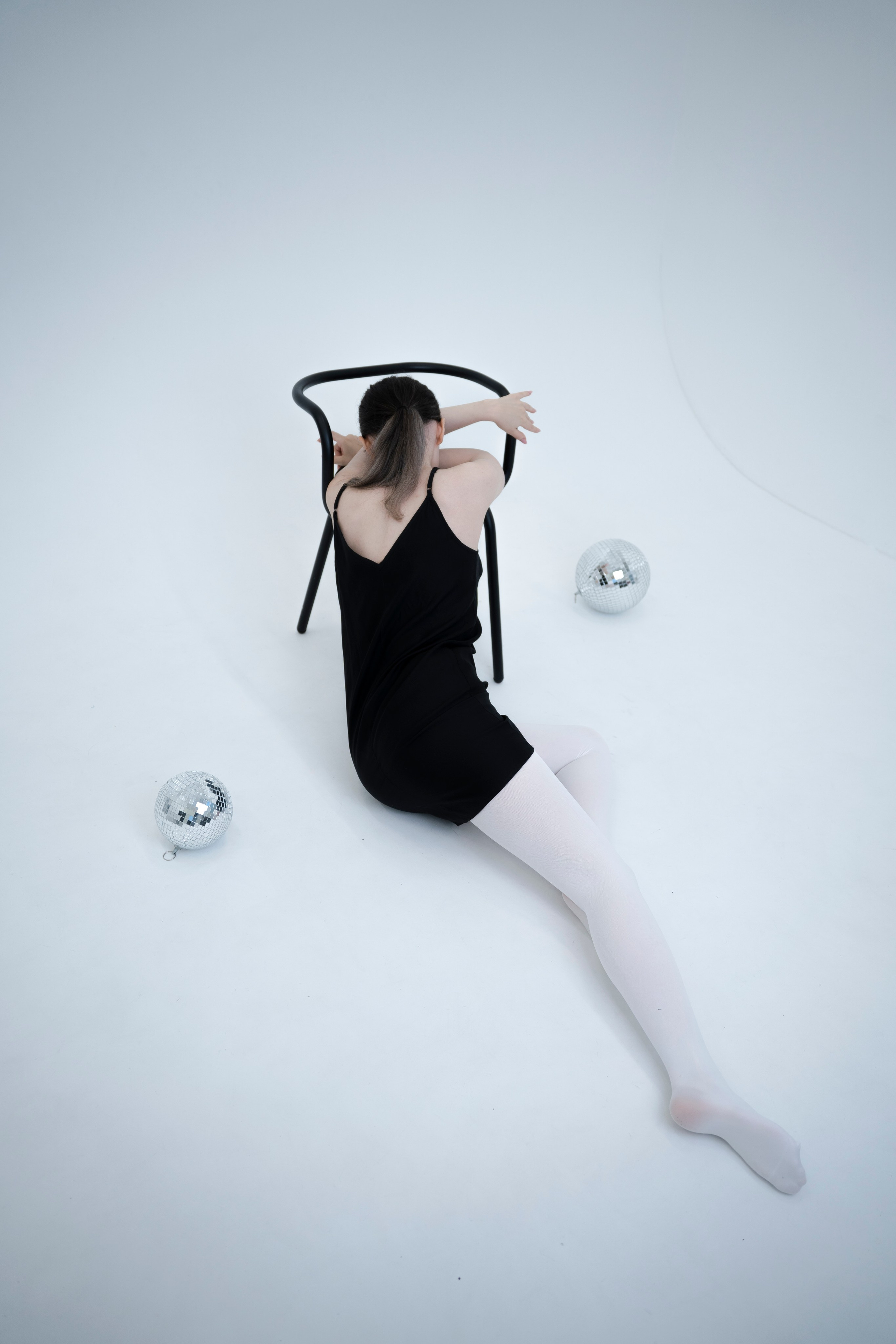 ДЕВОЧКА НА ШАРЕ. Главная