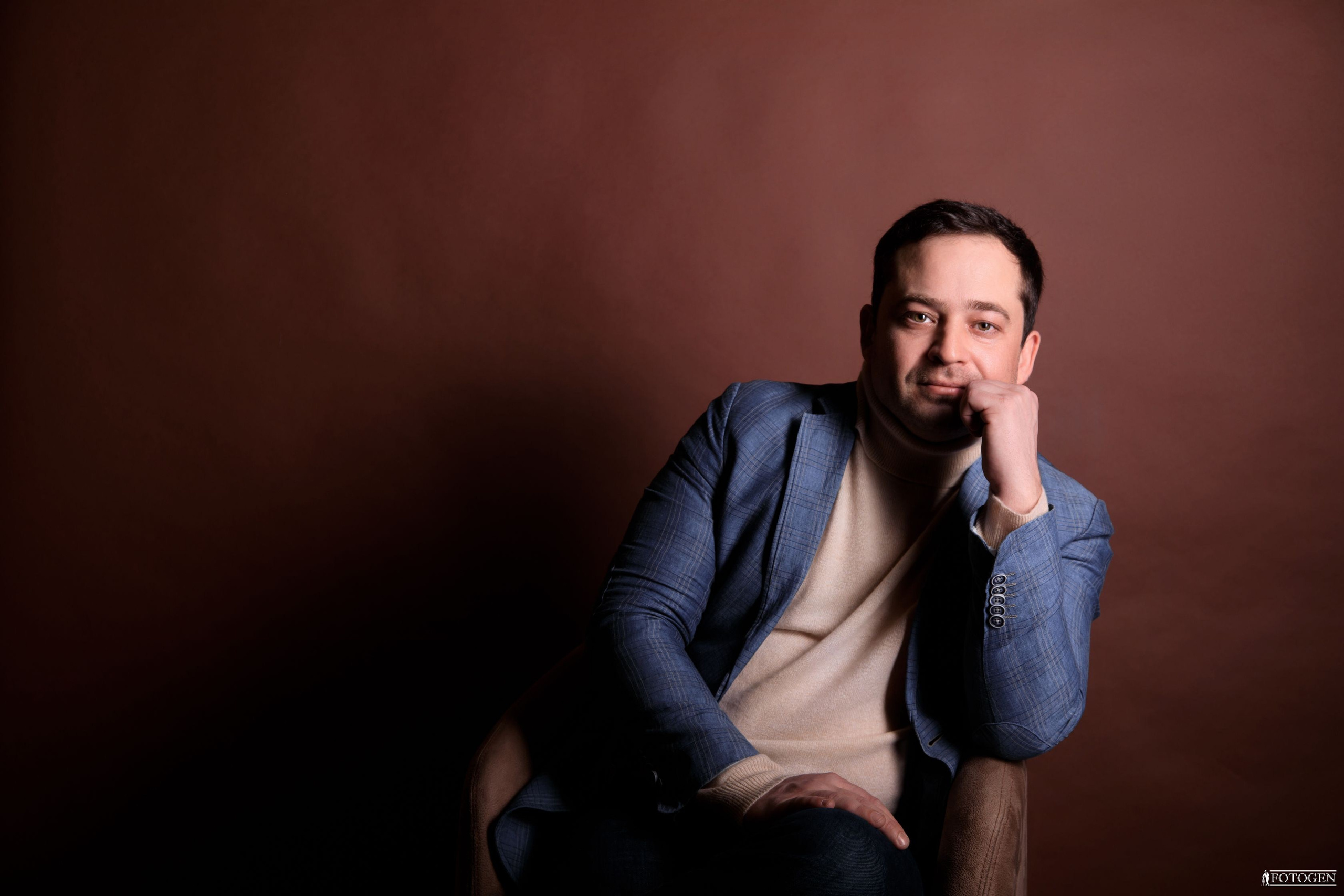 Профессиональная мужская фотосессия в Fotogen: Ваша история в кадре. Интерьерная фотостудия FOTOGEN г. Краснодар
