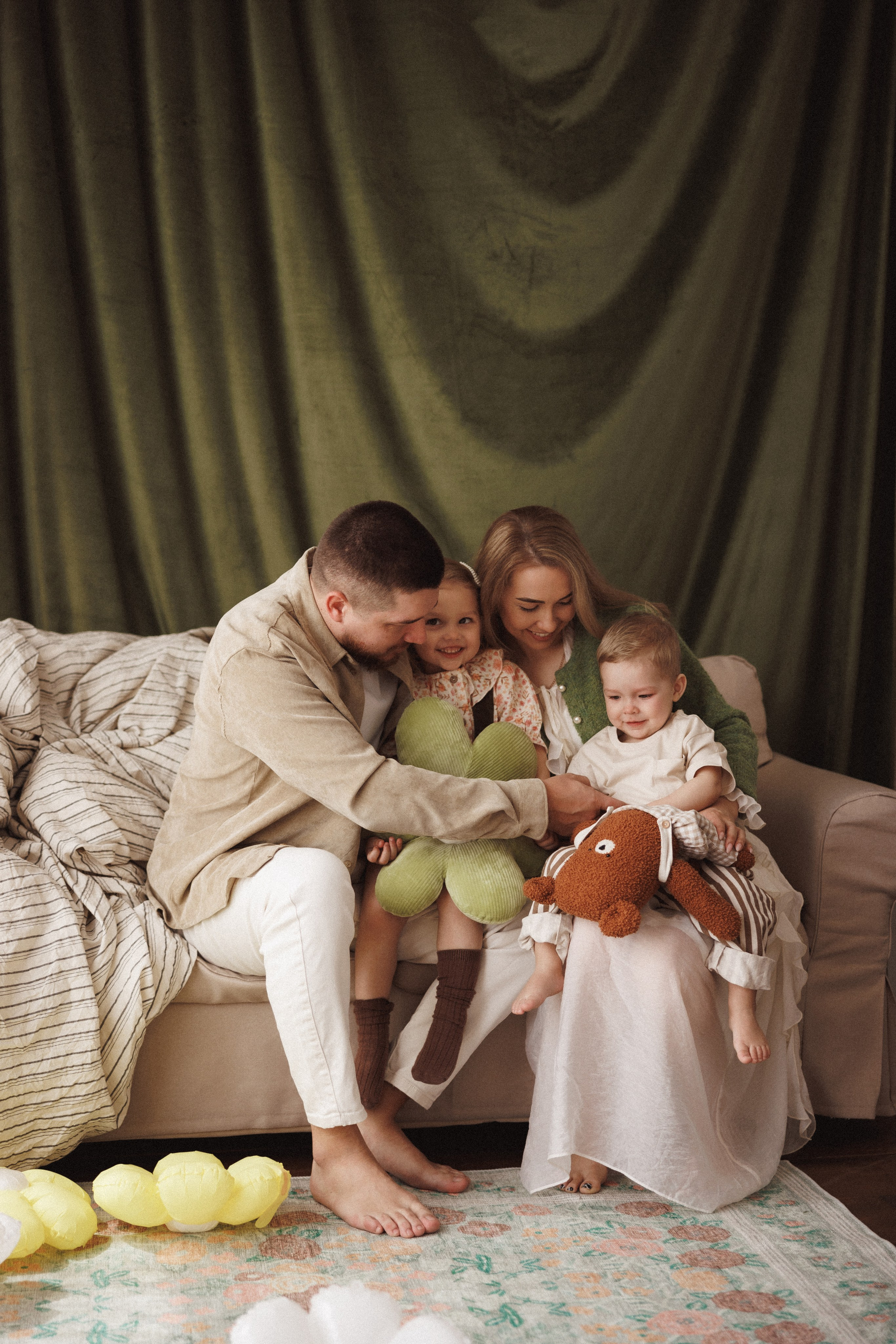 Семейная фотосессия в фотостудии «Mestone», город Краснодар. Семейный и детский фотограф в Краснодаре Анна Трашкова