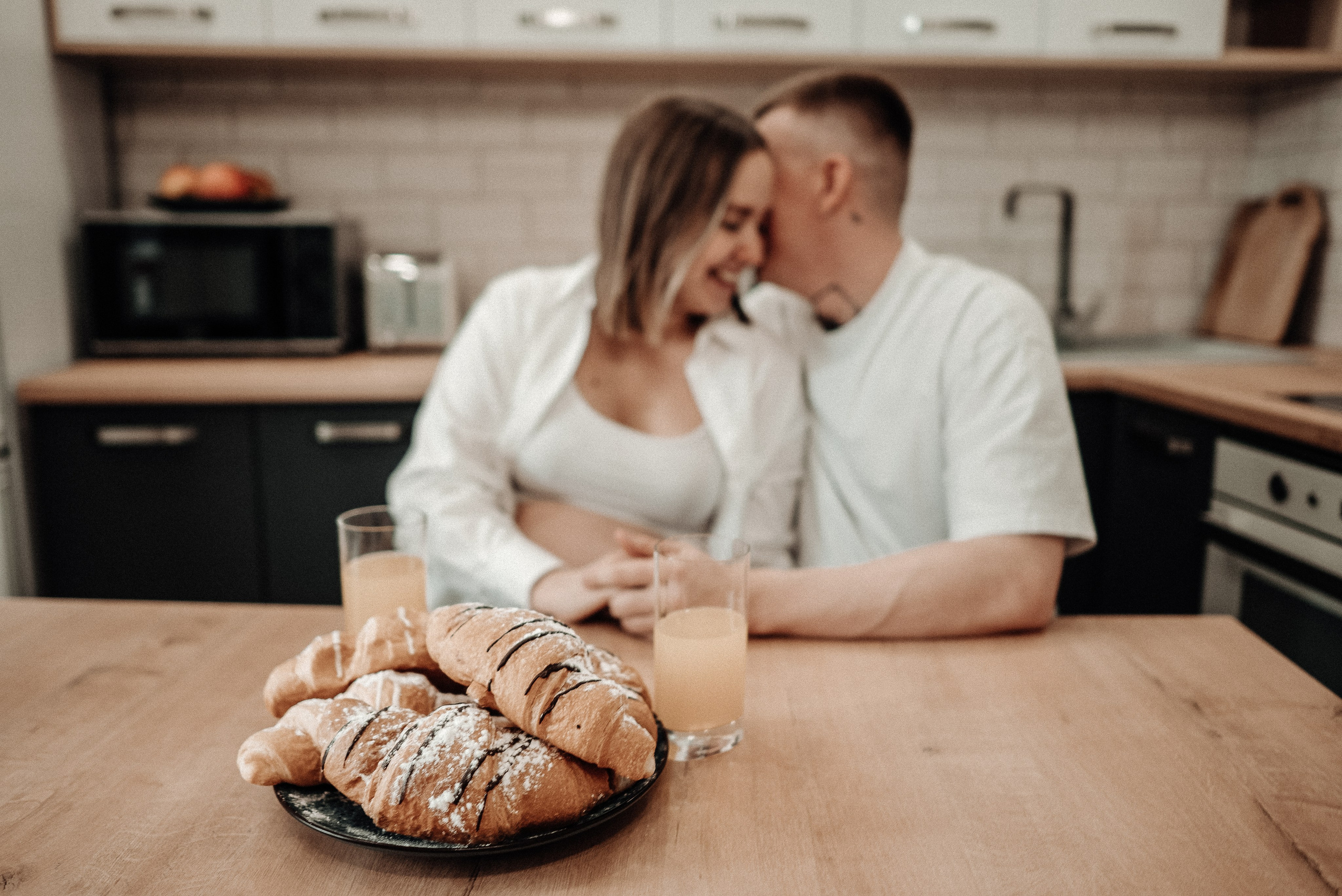 Миша и Ирина в ожидании чуда в домашней обстановке. Свадебный и портретный фотограф в Липецке Юлия Свит