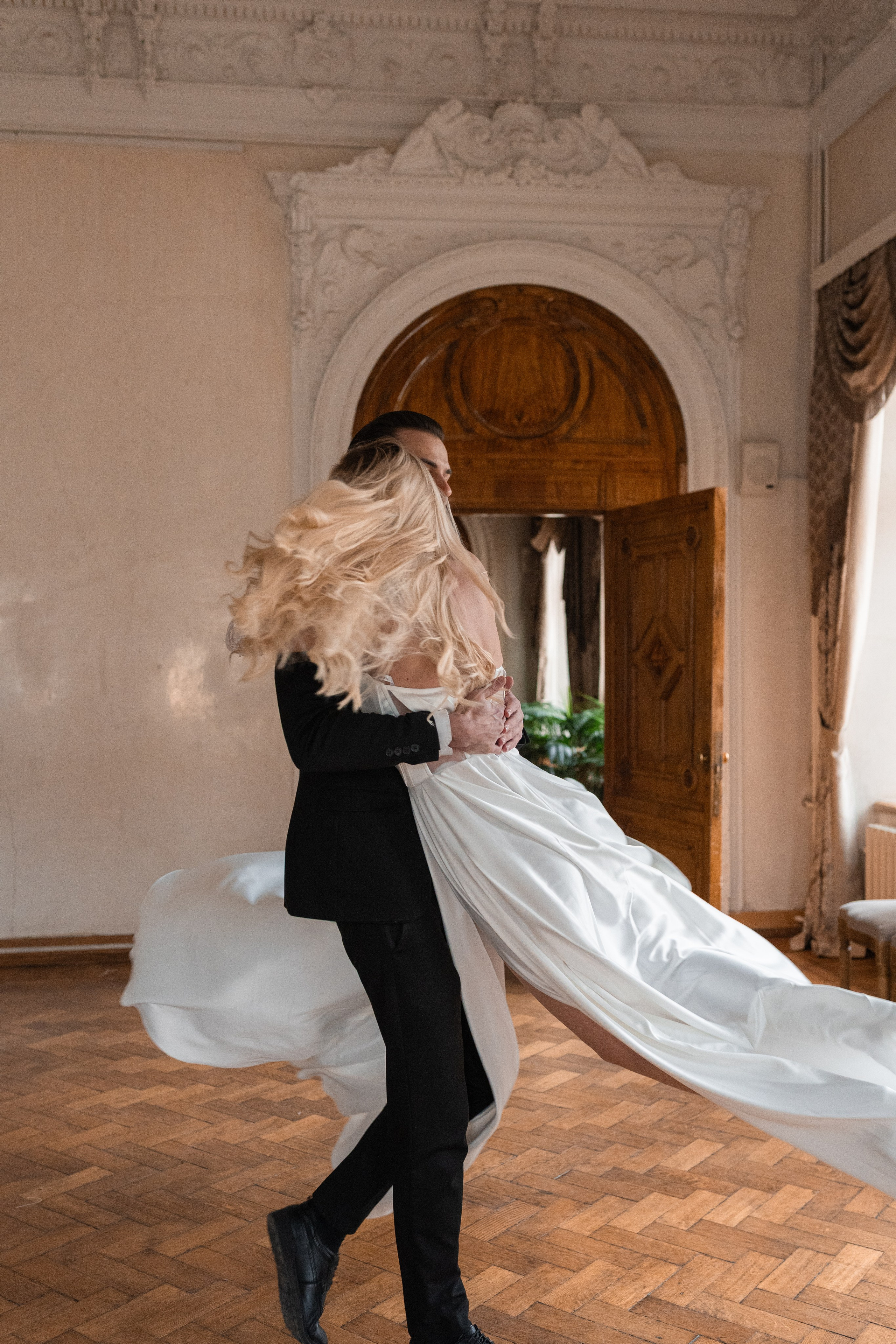 Свадебная фотосессия в Пушкинской библиотеке. Свадебный фотограф в Москве Анна Полушина