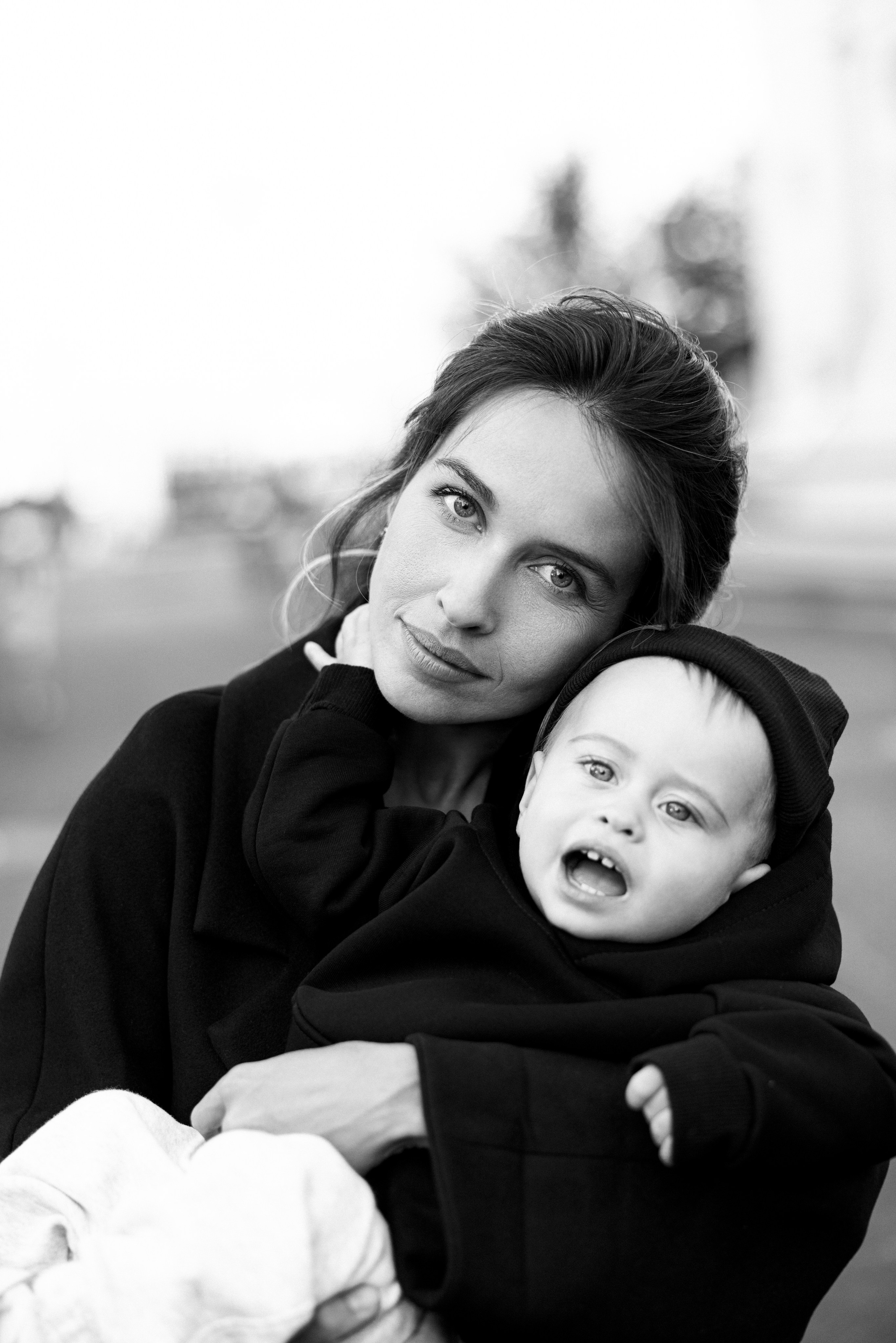 Стильная черно-белая фотография мамы и ребенка, красивая девушка в черном платье чб, чб семейная фотография, Fashion bw photo, фотография на вднх, фотограф в Москве, опытный семейный фотограф, популярный женский фотограф , красивая мама, мамочка на стиле, стройная мама, дорогая фотография 