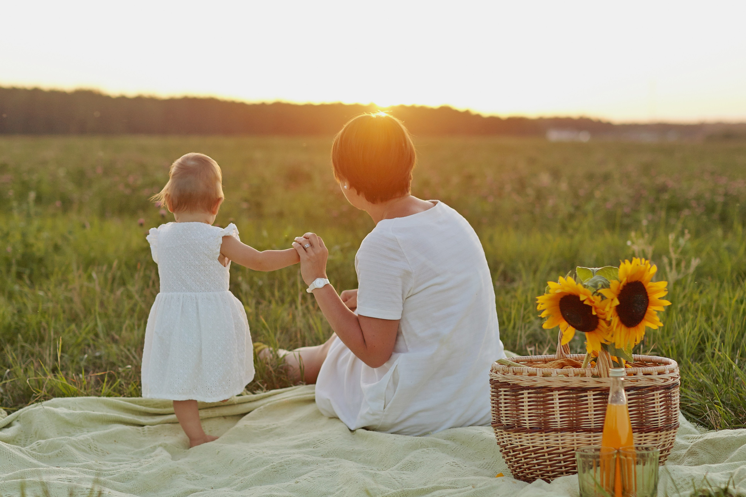 Мама с дочкой в поле на закате. Фотограф Ольга Ефремова