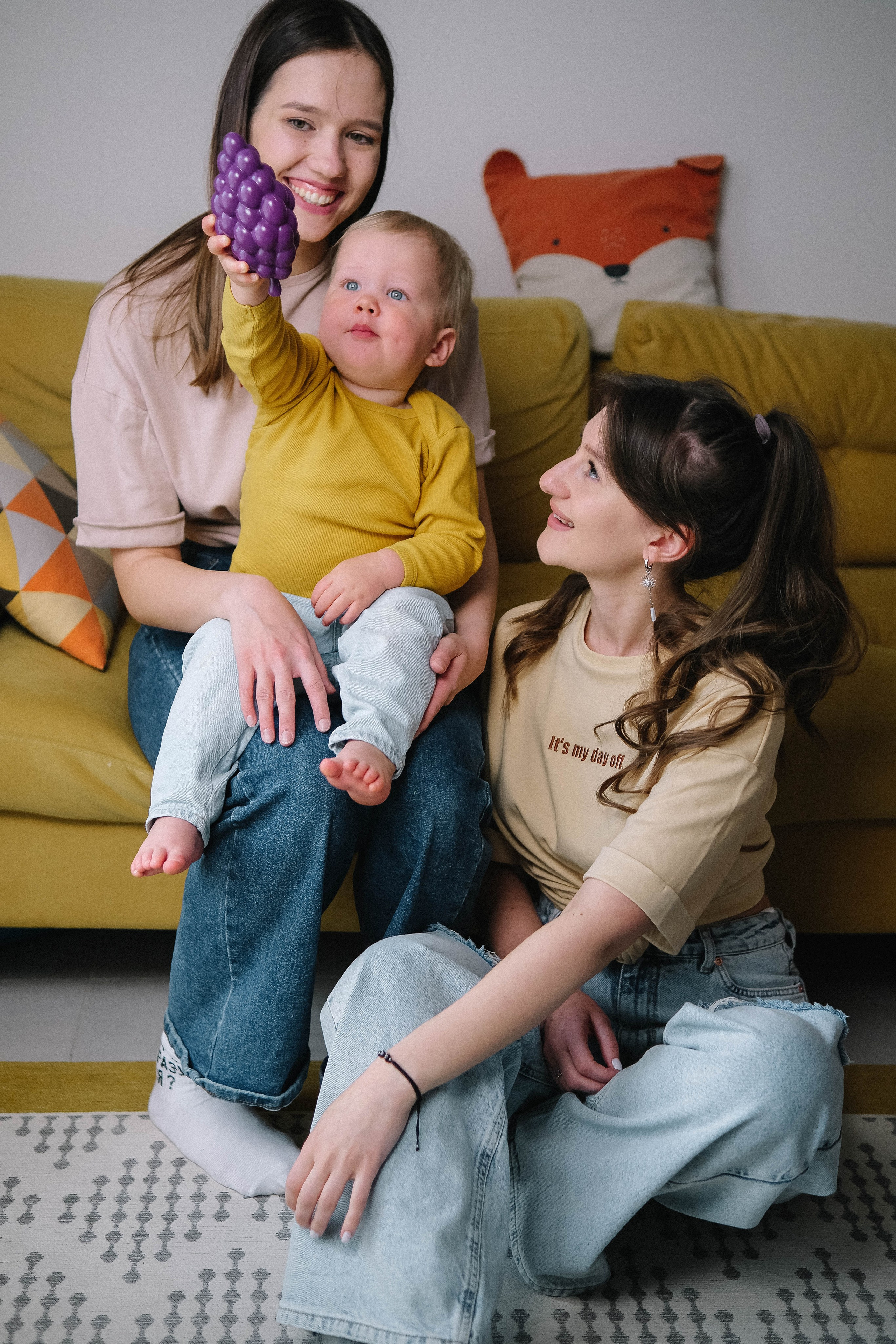 Подружки с малышом. Главная