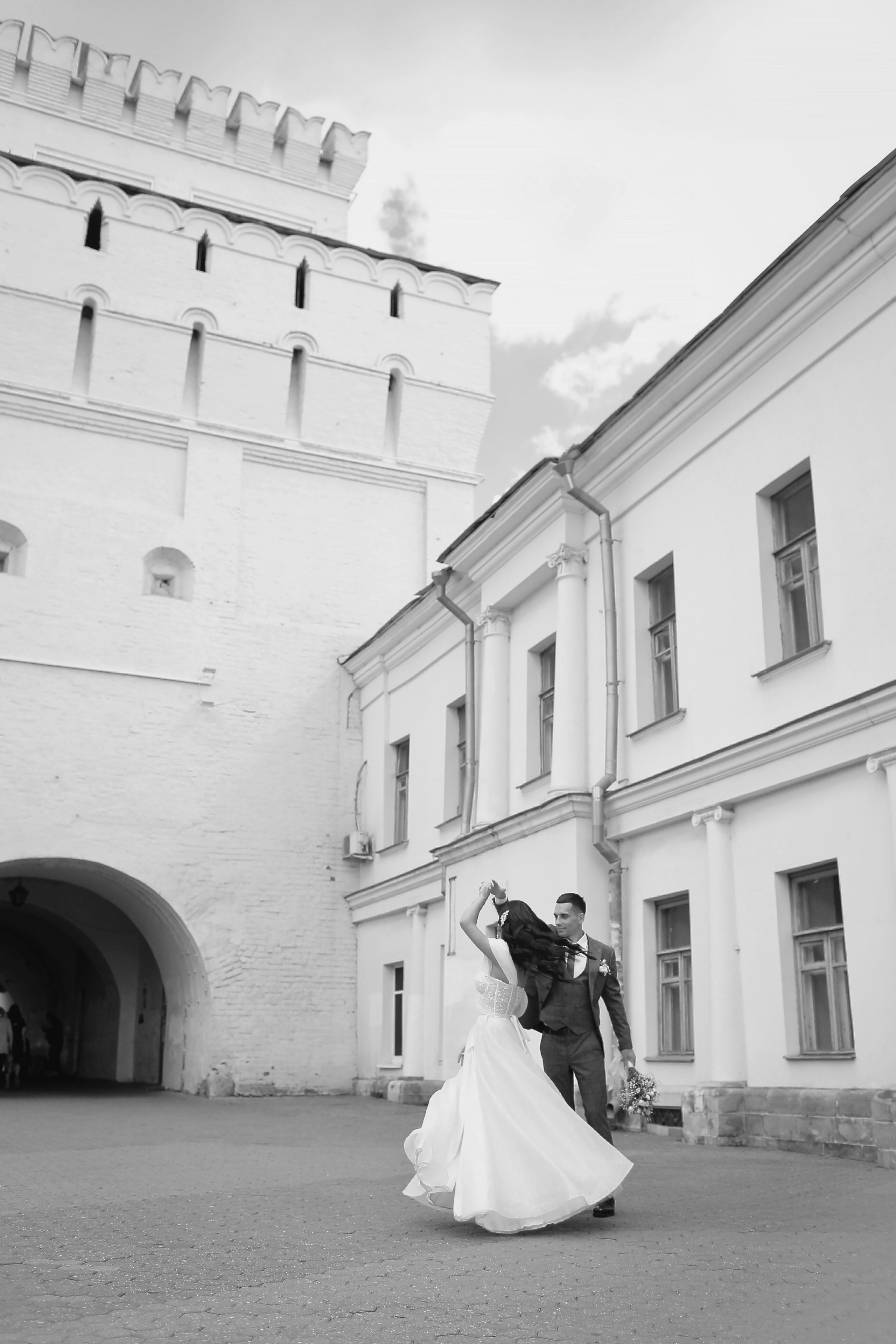 Съемка пары Марии и Ильи, гуляющих по городу. Свадебный и репортажный фотограф в Ярославле и Санкт-Петербурге Роман Микрюков