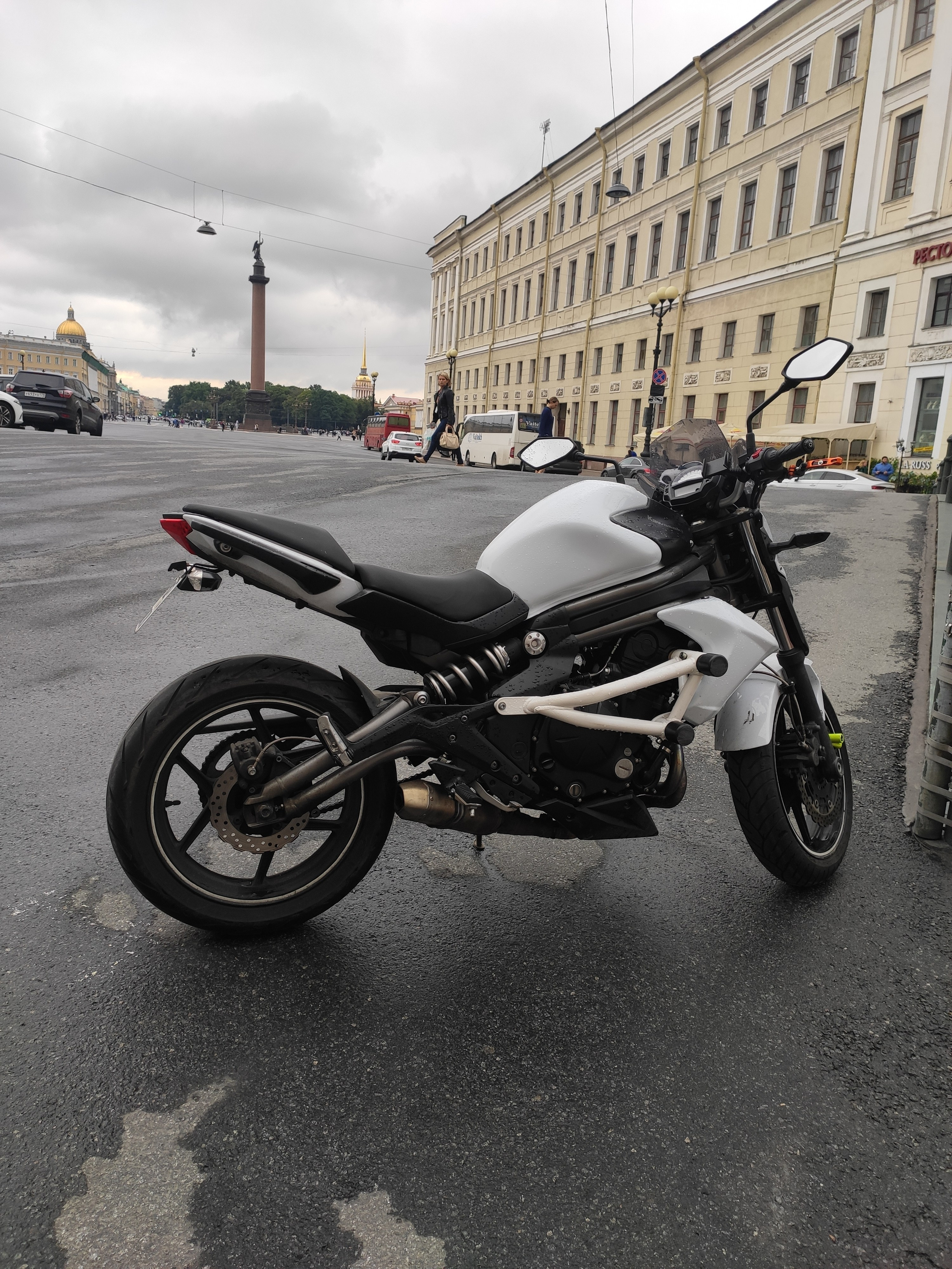 Субботним утром центр города был перекрыт под парад цветов