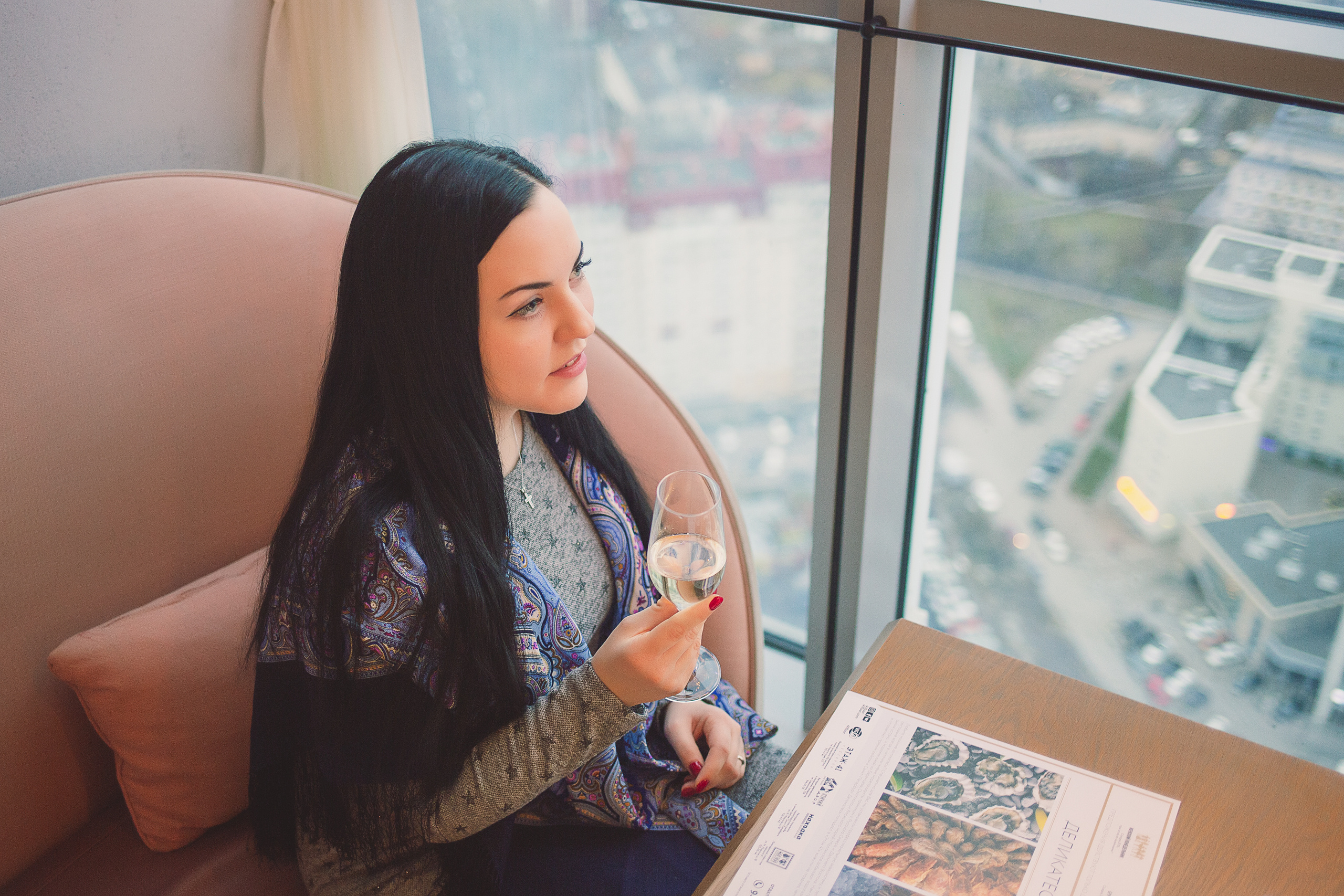 Фотосессия девушки с бокалом шампанского в ресторане 41 этаж в Санкт-Петербурге 