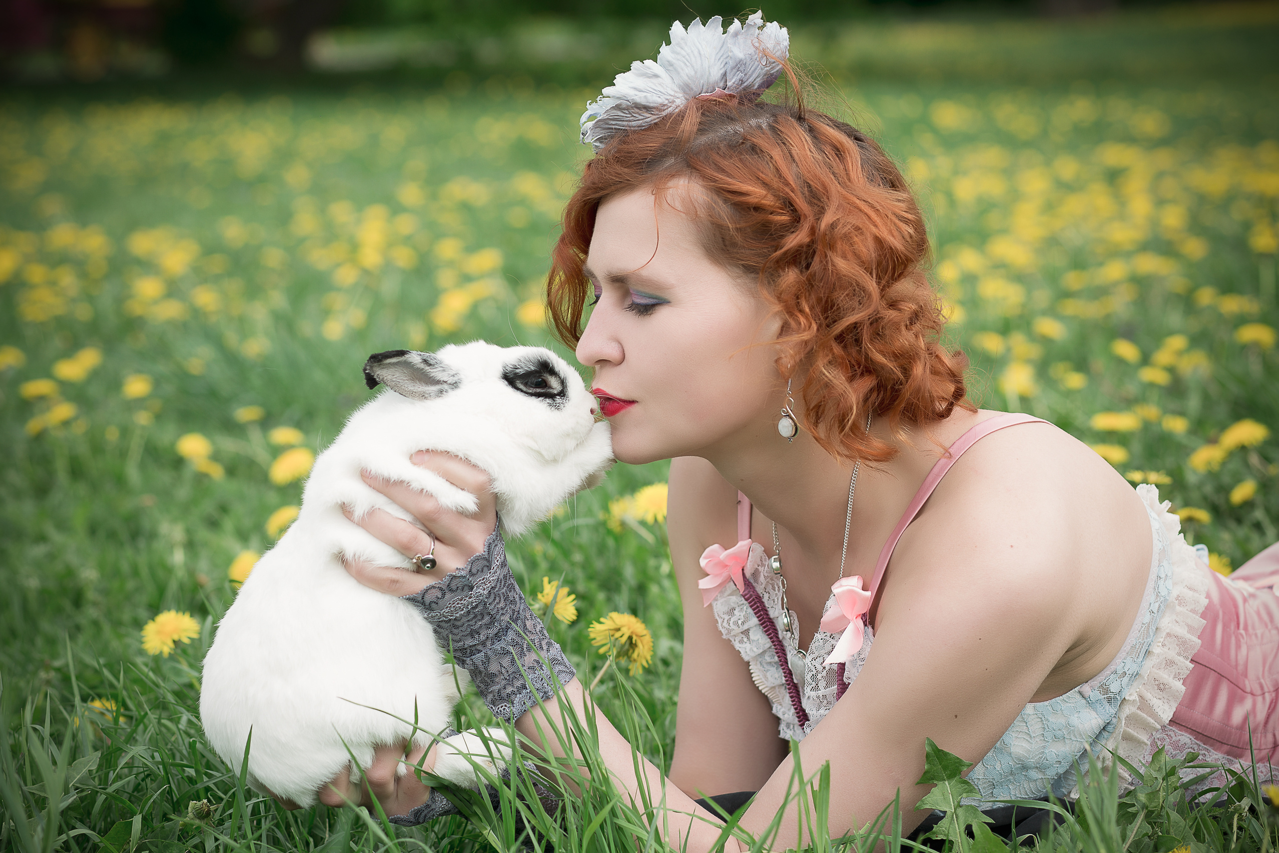 Фотосессия девушки в одуванчиках в парке Коломенское. Фотосессия с кроликом