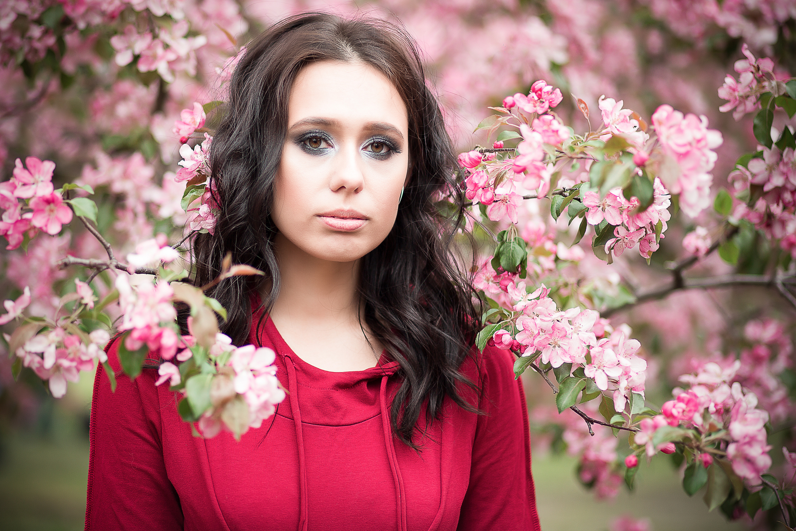 Фотосессия девушки в красном платье в розовых яблонях в парке Коломенское