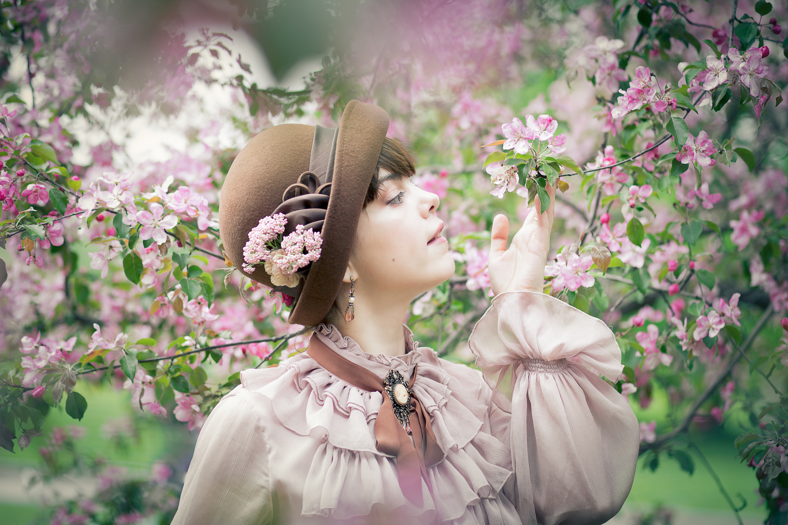 Фотосессия девушки в ретро платье и шляпке в розовых яблонях в парке Коломенское