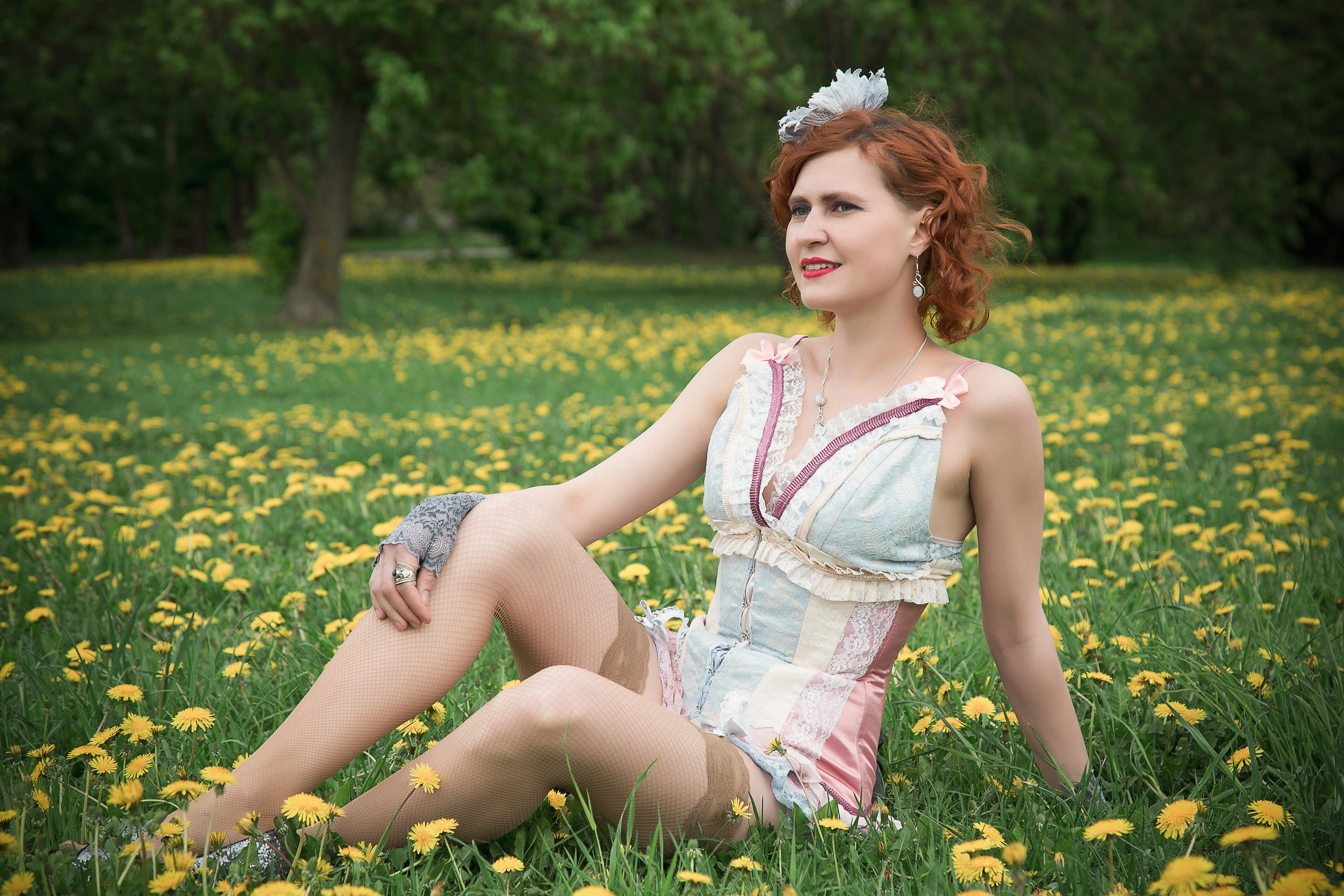 Фотосессия девушки в одуванчиках в парке Коломенское в нижнем белье