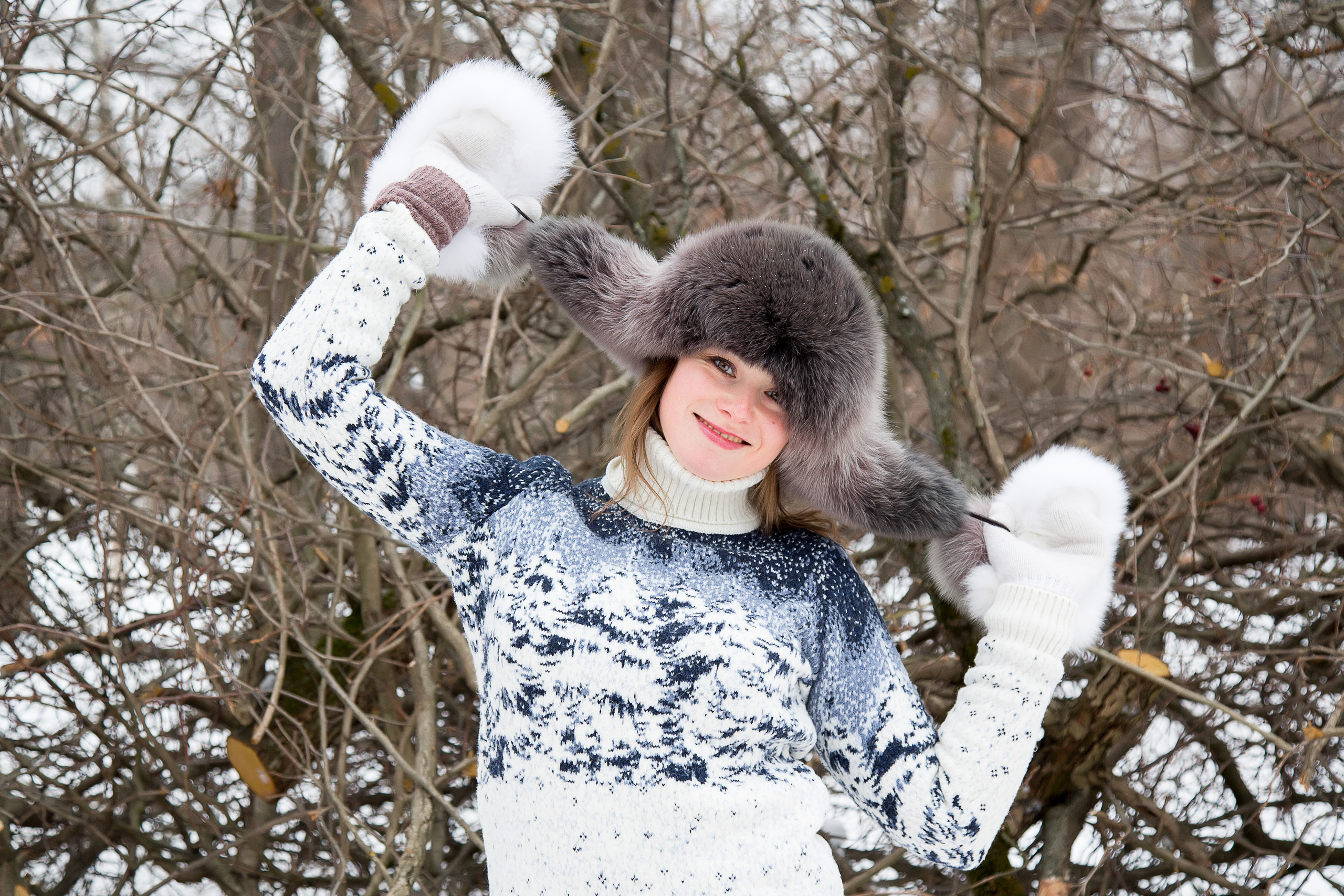 Зимняя фотосессия девушки в шапке ушанке в Ботаническом саду