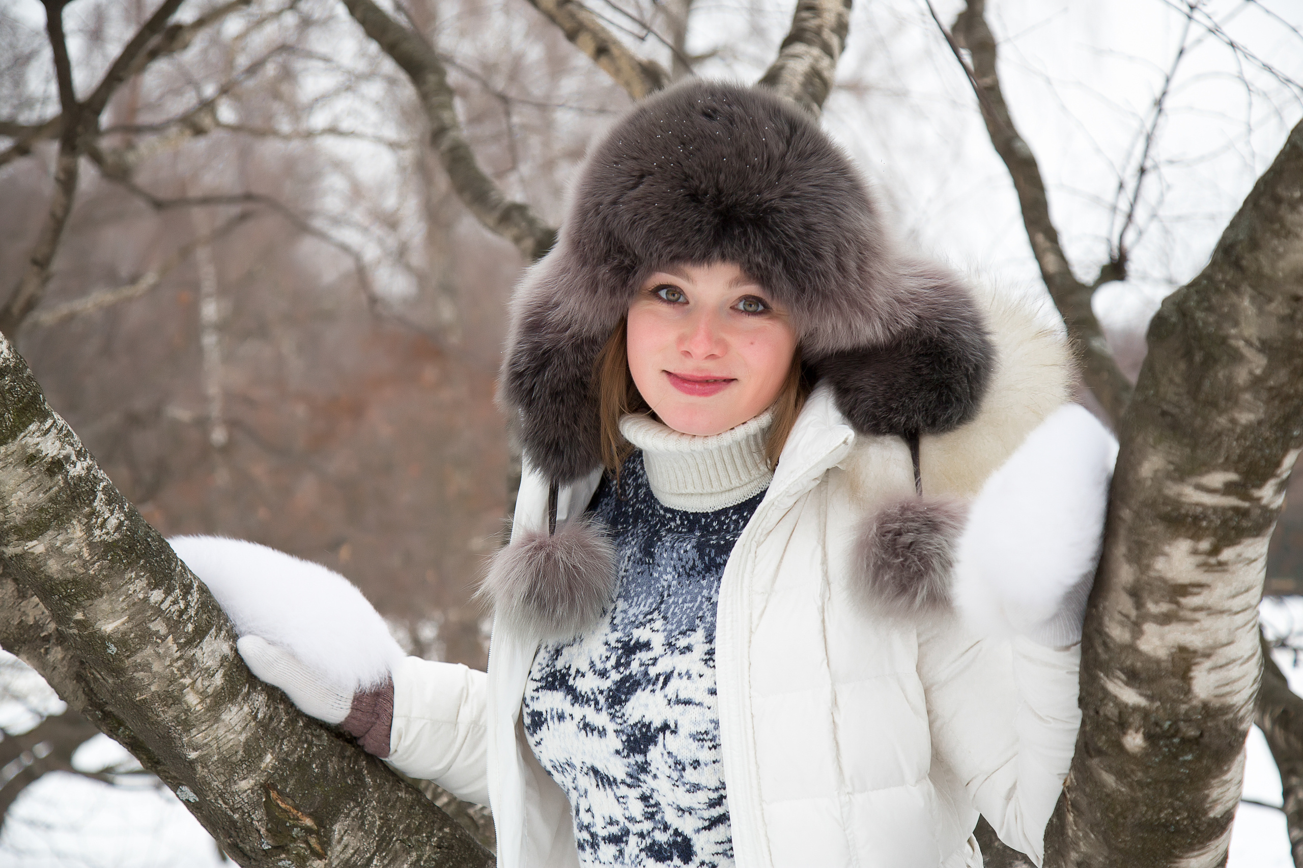 Зимняя фотосессия девушки в шапке ушанке в Ботаническом саду