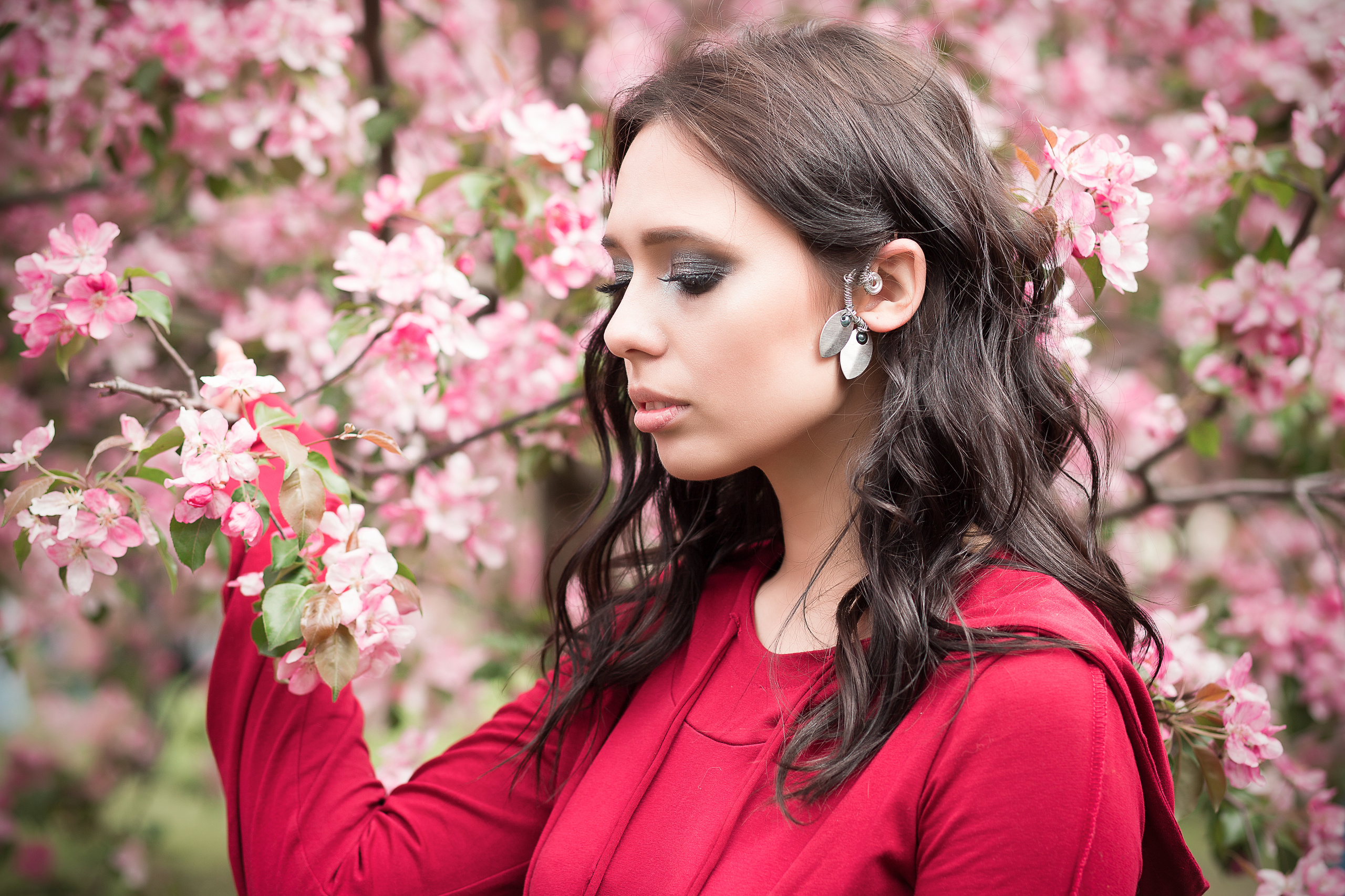 Фотосессия девушки в красном платье в розовых яблонях в парке Коломенское