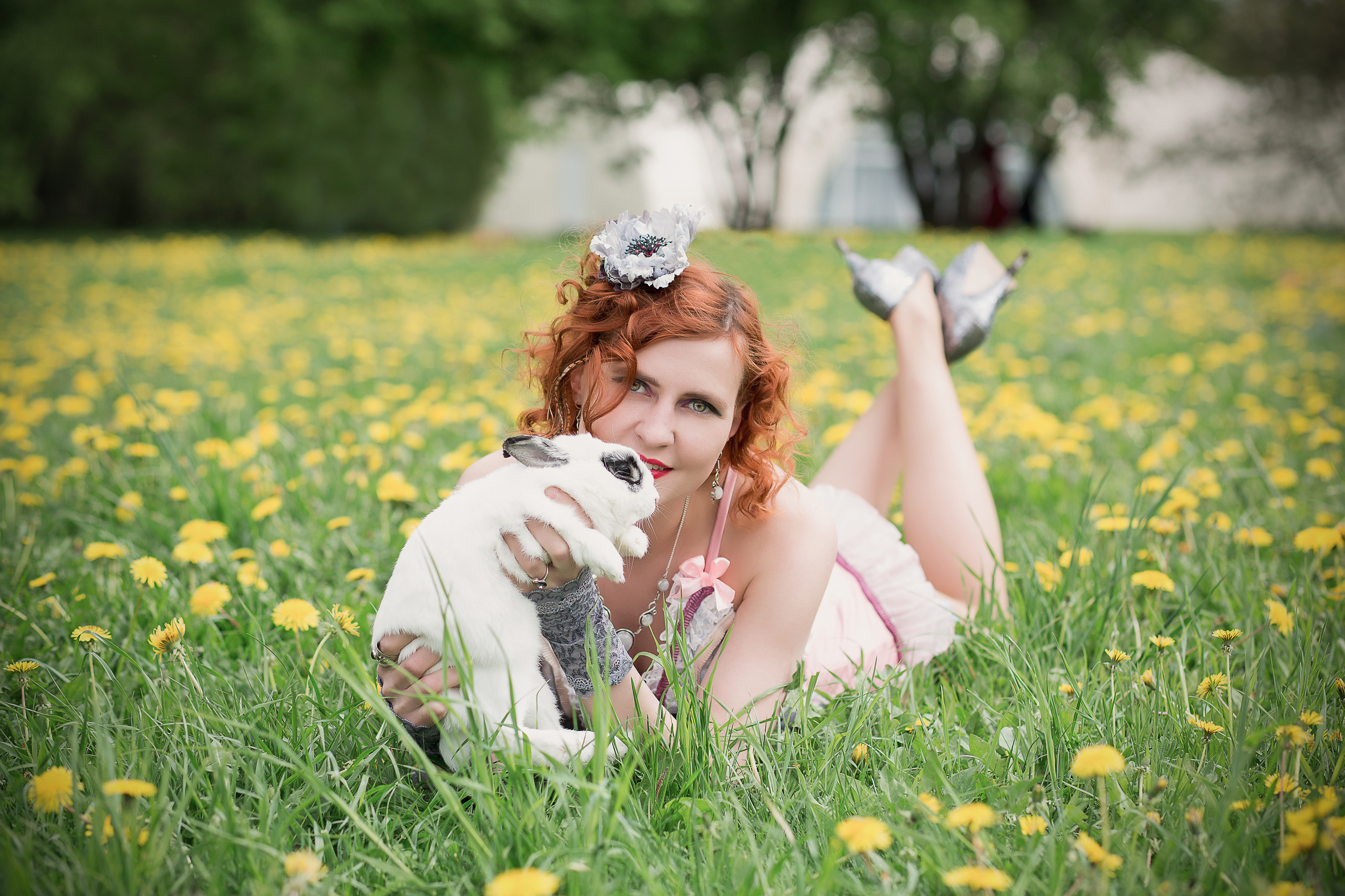 Фотосессия девушки в одуванчиках в парке Коломенское. Фотосессия с кроликом