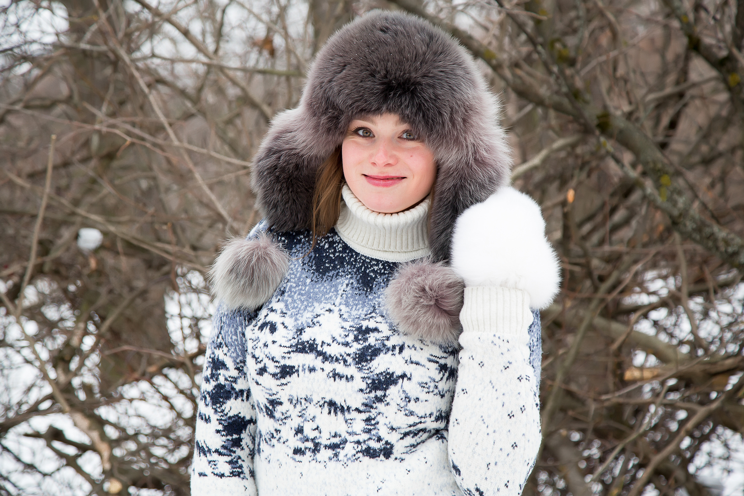 Зимняя фотосессия девушки в шапке ушанке в Ботаническом саду