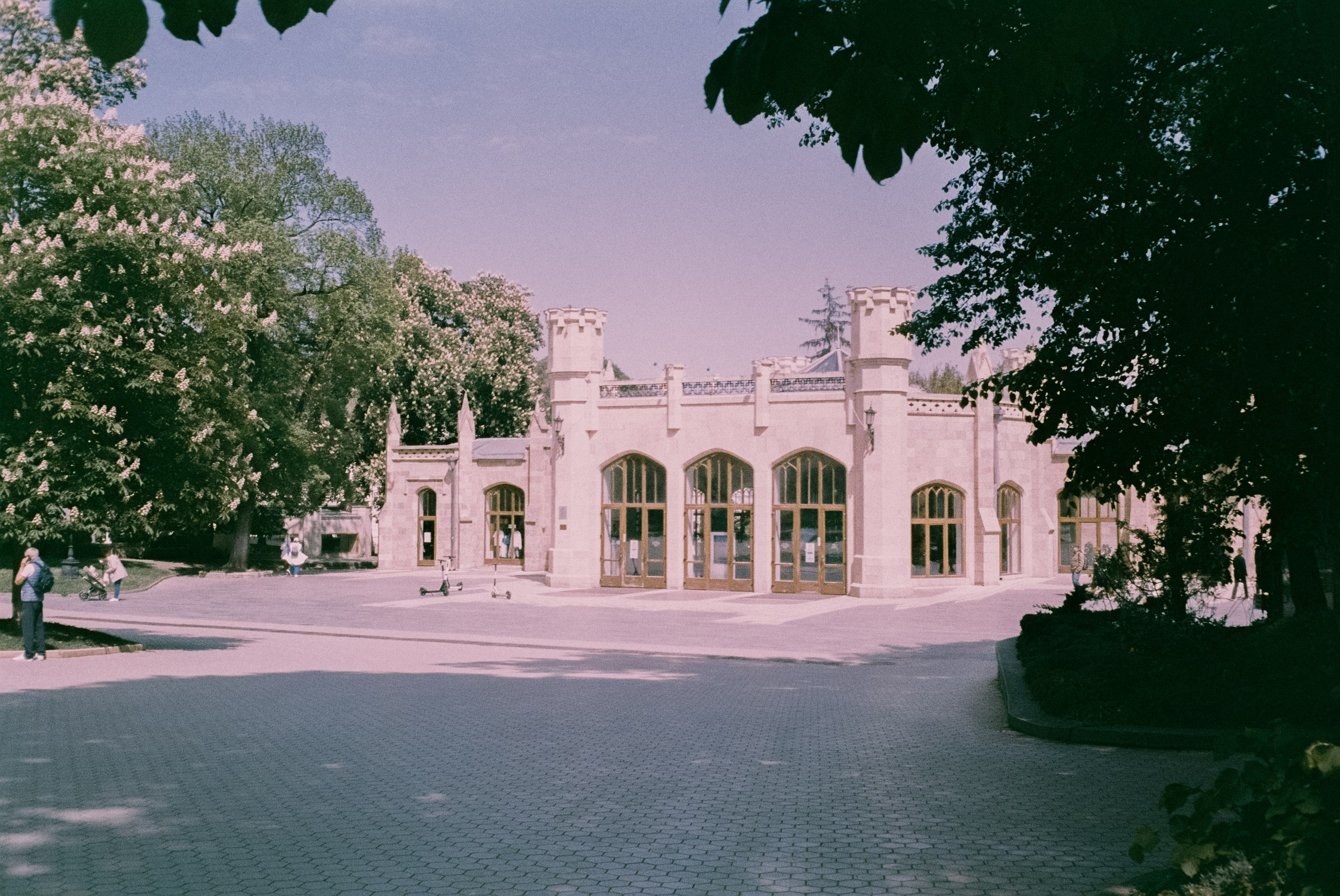 Кисловодск 11 мая / Fujicolor Superia 200 (просрочка) / Minox 35GT