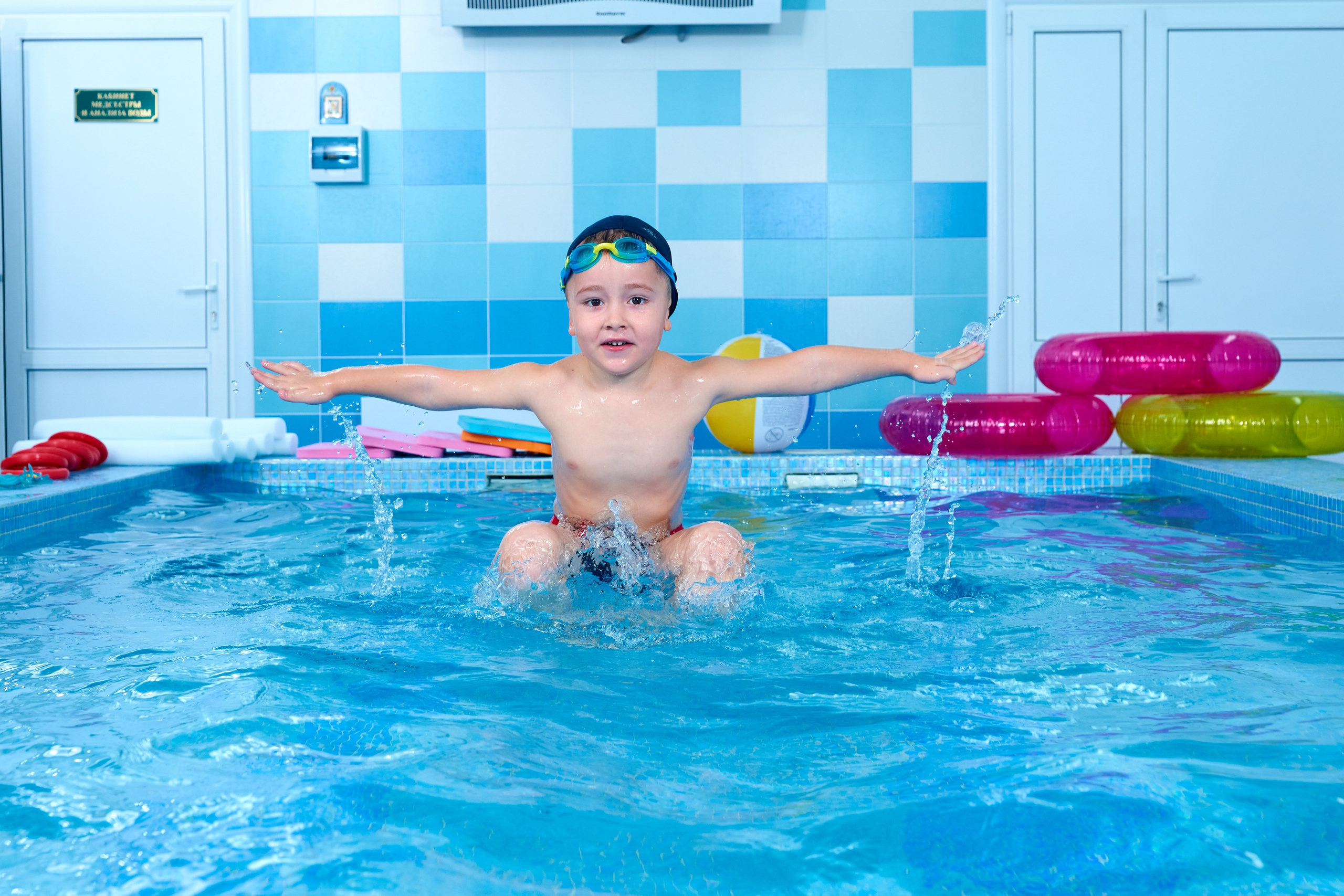 Занятие в бассейне. Childrenfoto.ru