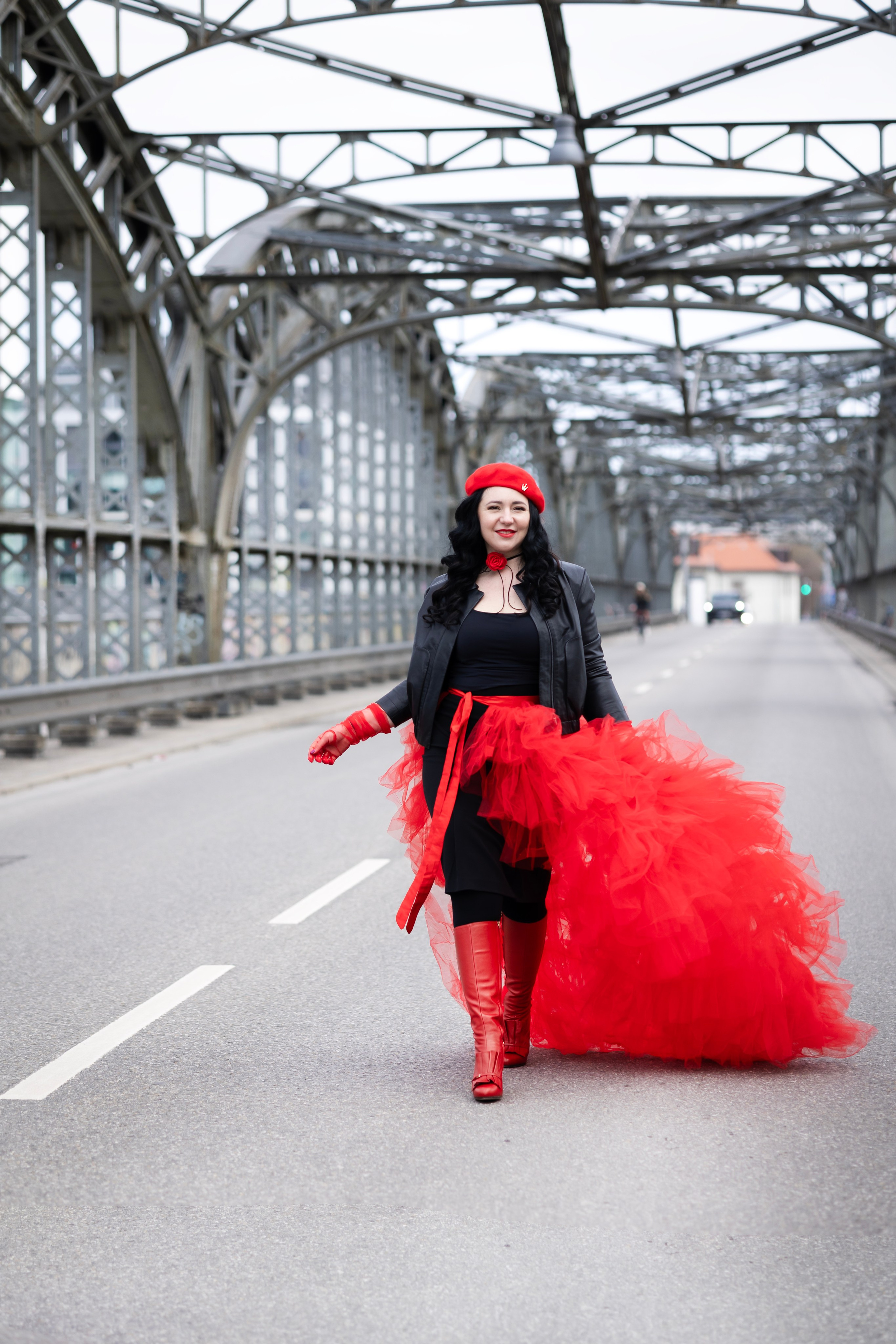 Balloons and red skirt. Photographer in Munich